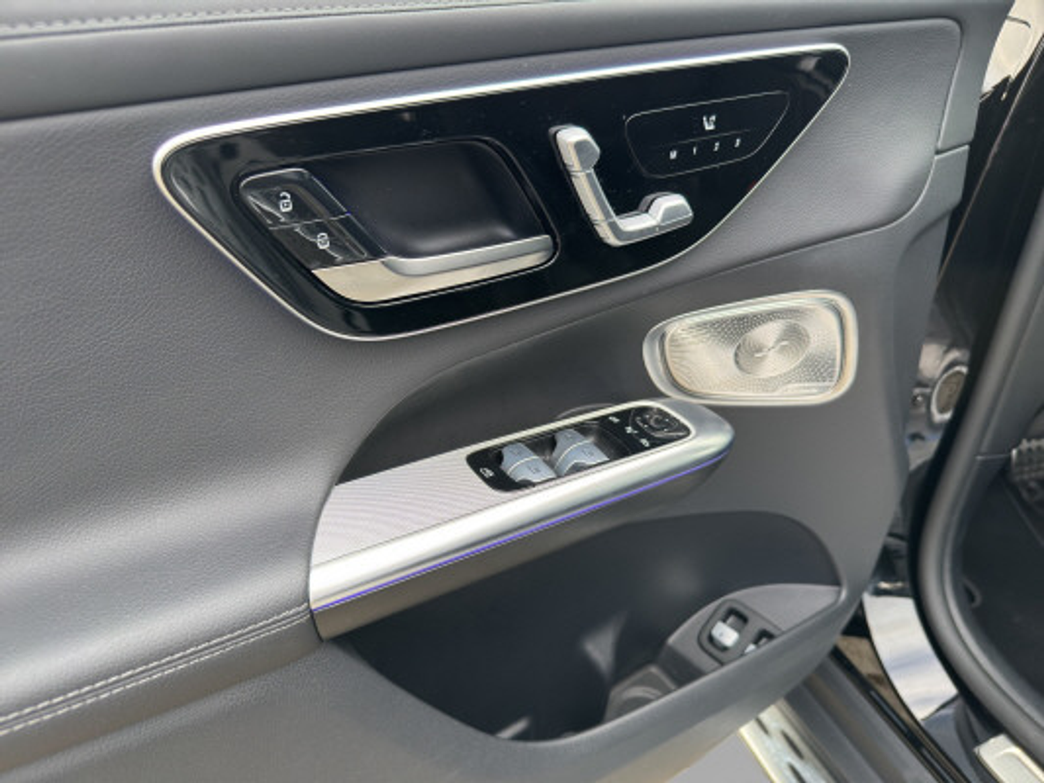 listing desktop thumbnail image 9