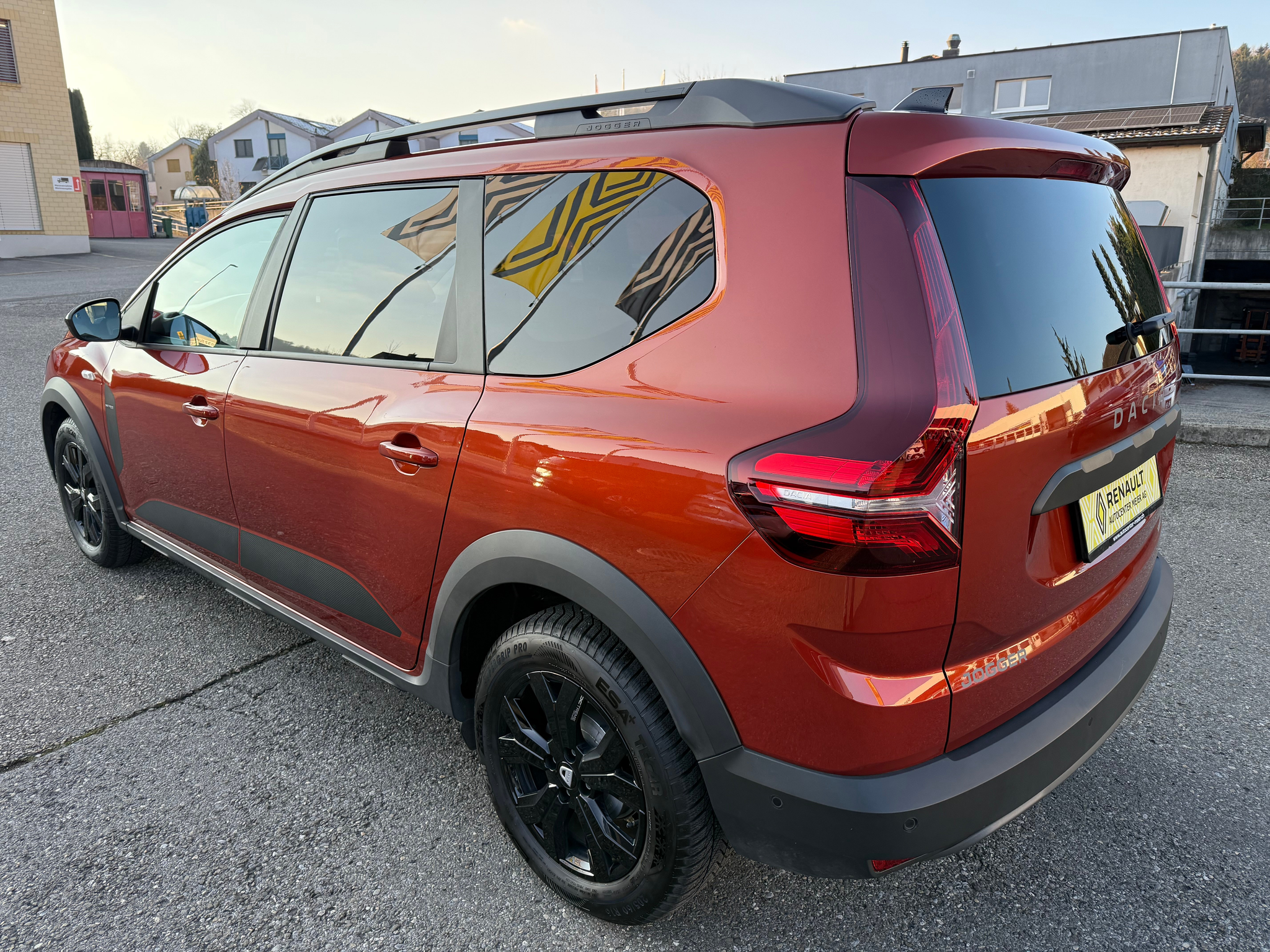 listing desktop thumbnail image 3