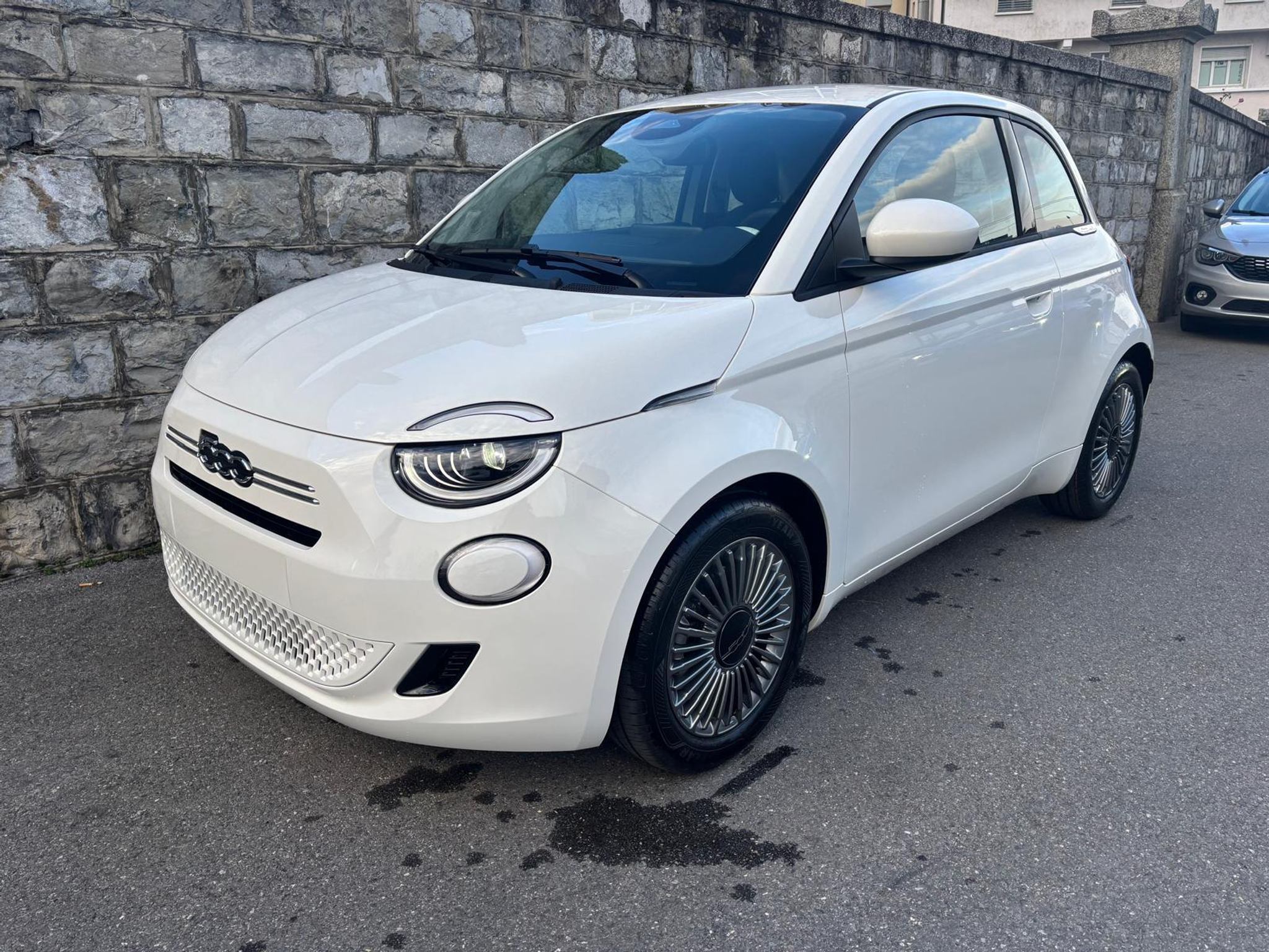 listing desktop thumbnail image 3