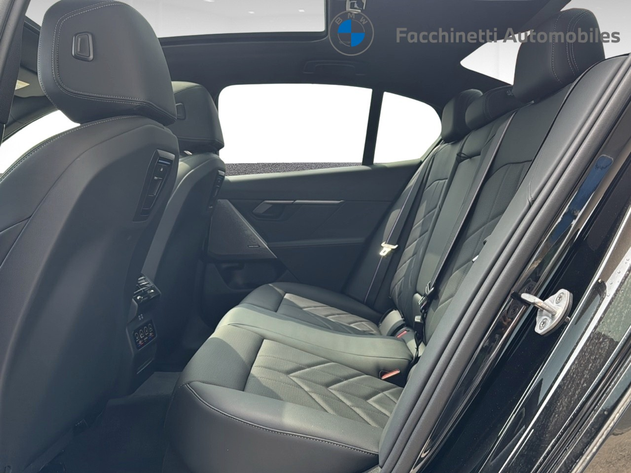 listing desktop thumbnail image 11