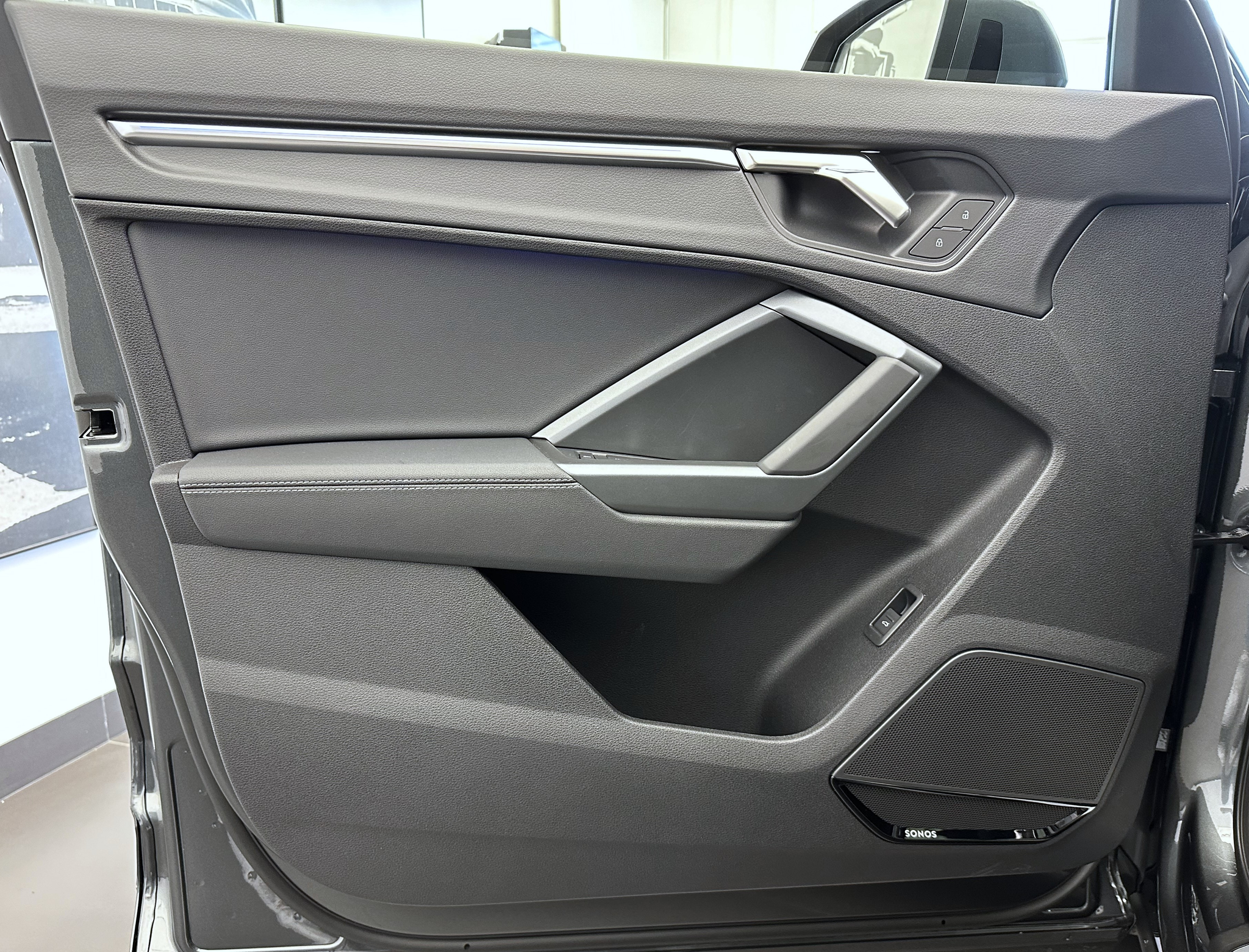 listing desktop thumbnail image 3