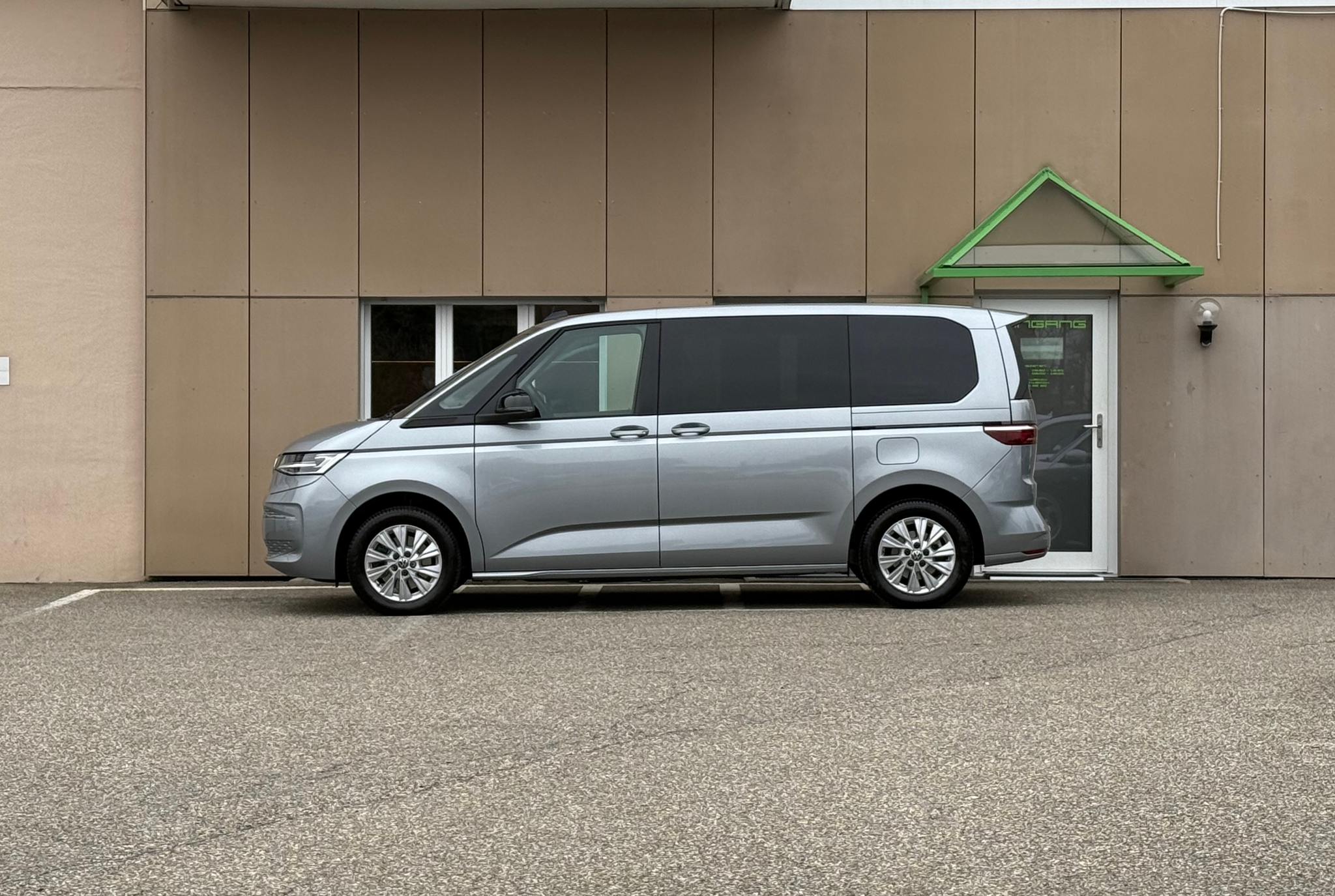 listing desktop thumbnail image 7