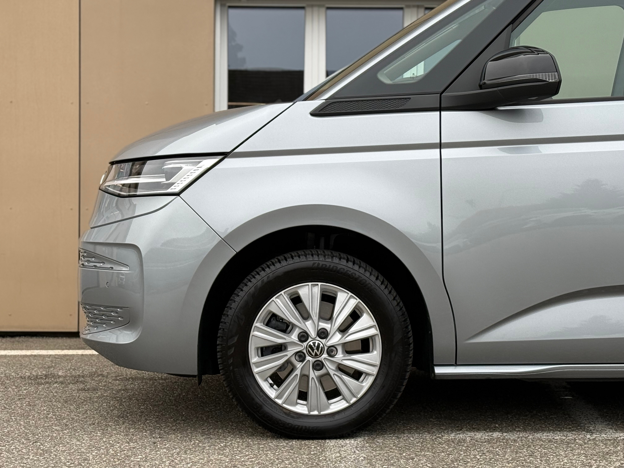 listing desktop thumbnail image 8