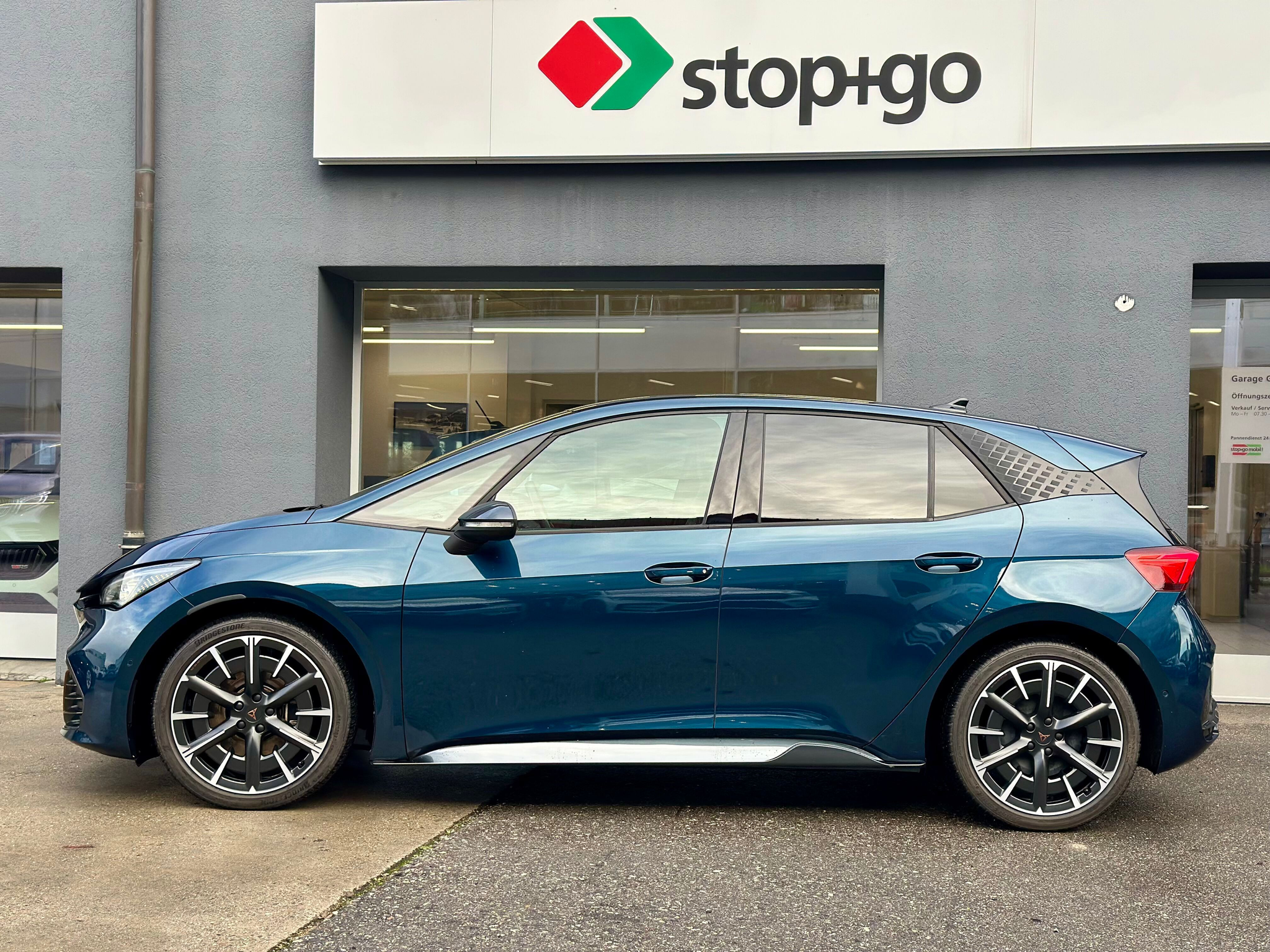 listing desktop thumbnail image 2