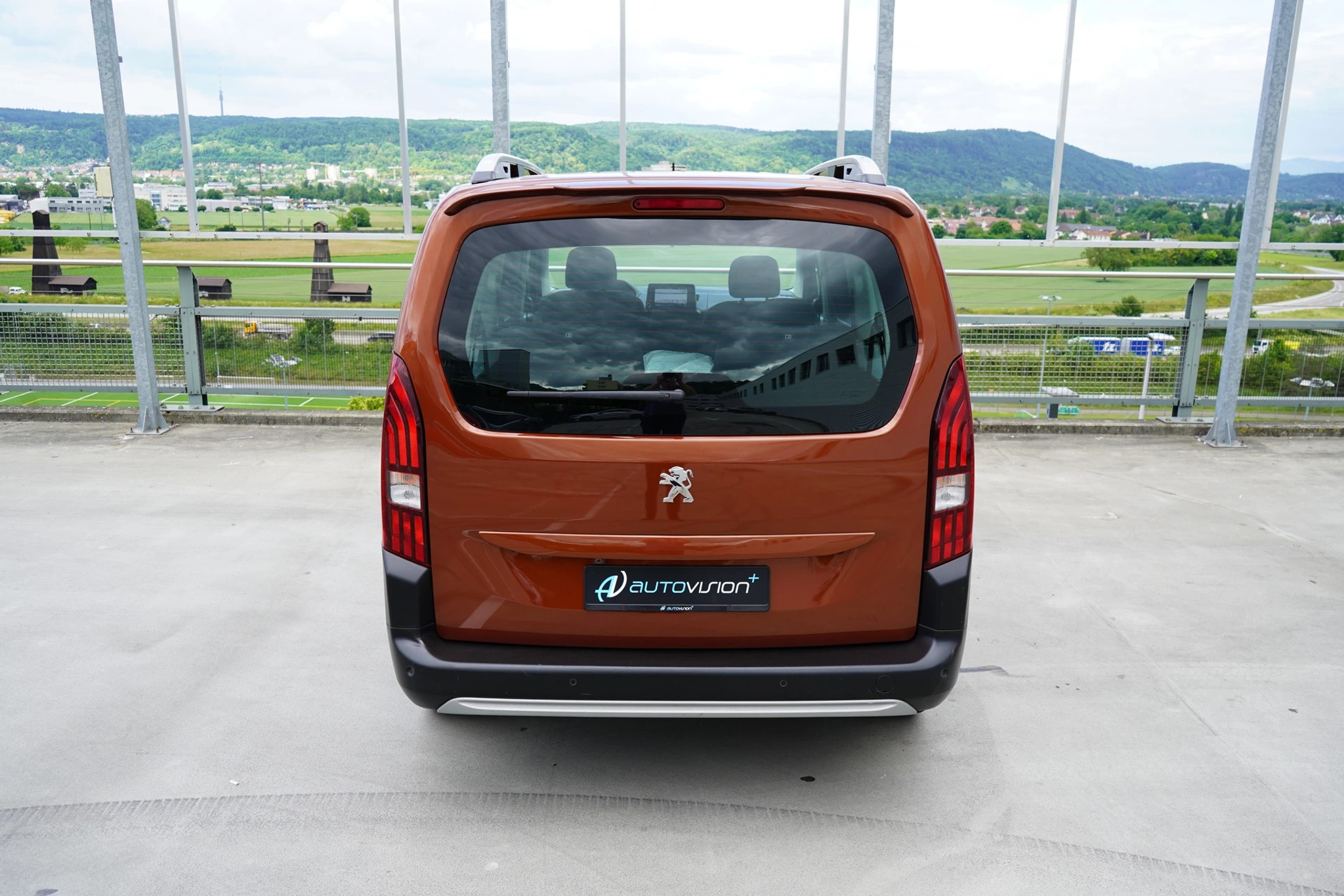 listing desktop thumbnail image 18