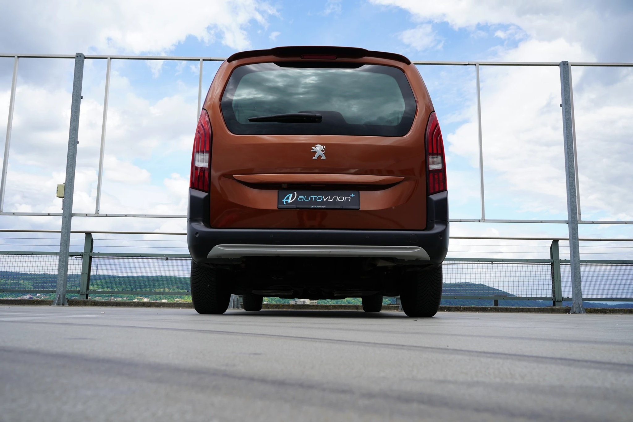 listing desktop thumbnail image 19