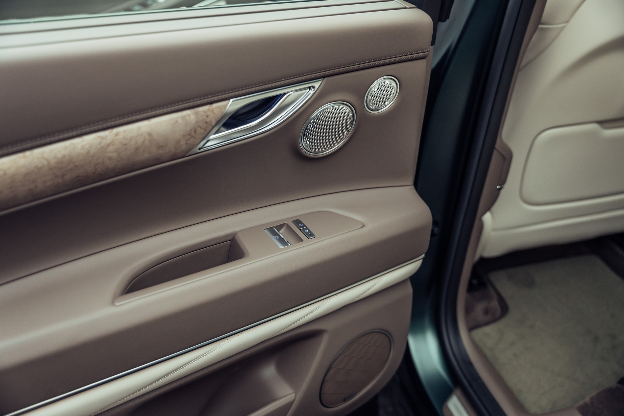 listing desktop thumbnail image 16