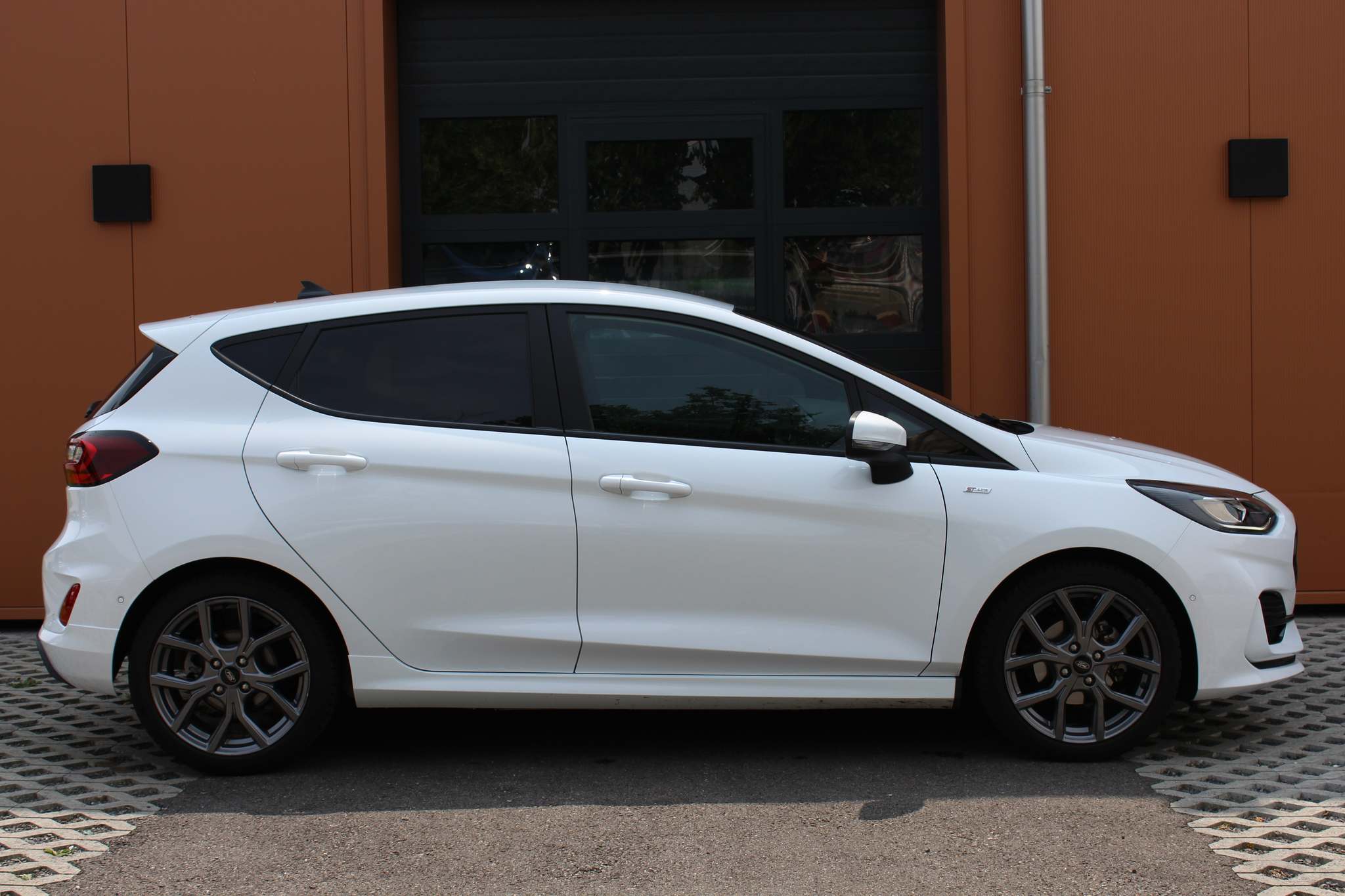 listing desktop thumbnail image 2