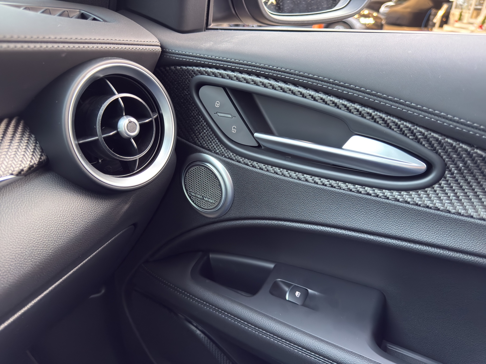 listing desktop thumbnail image 23