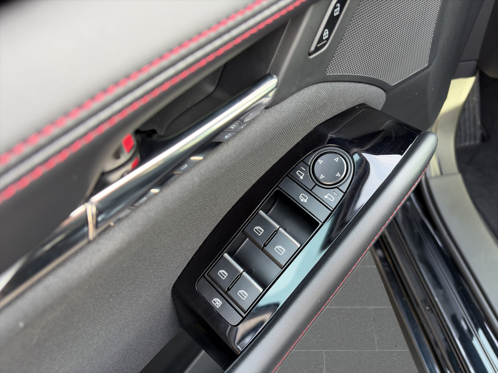 listing desktop thumbnail image 9