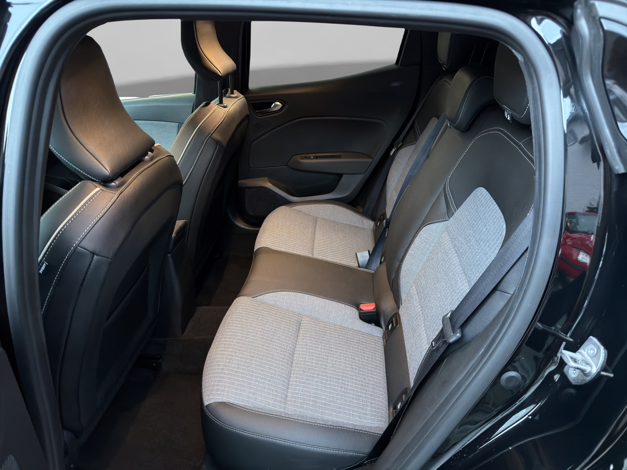 listing desktop thumbnail image 6