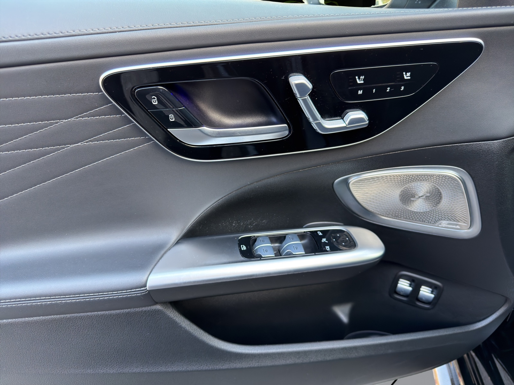 listing desktop thumbnail image 11