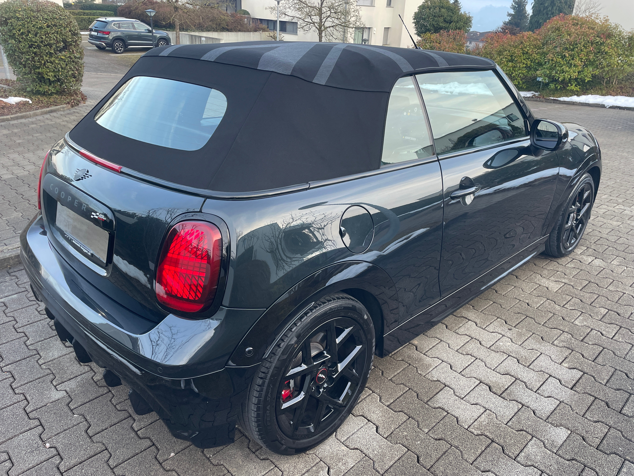 listing desktop thumbnail image 4