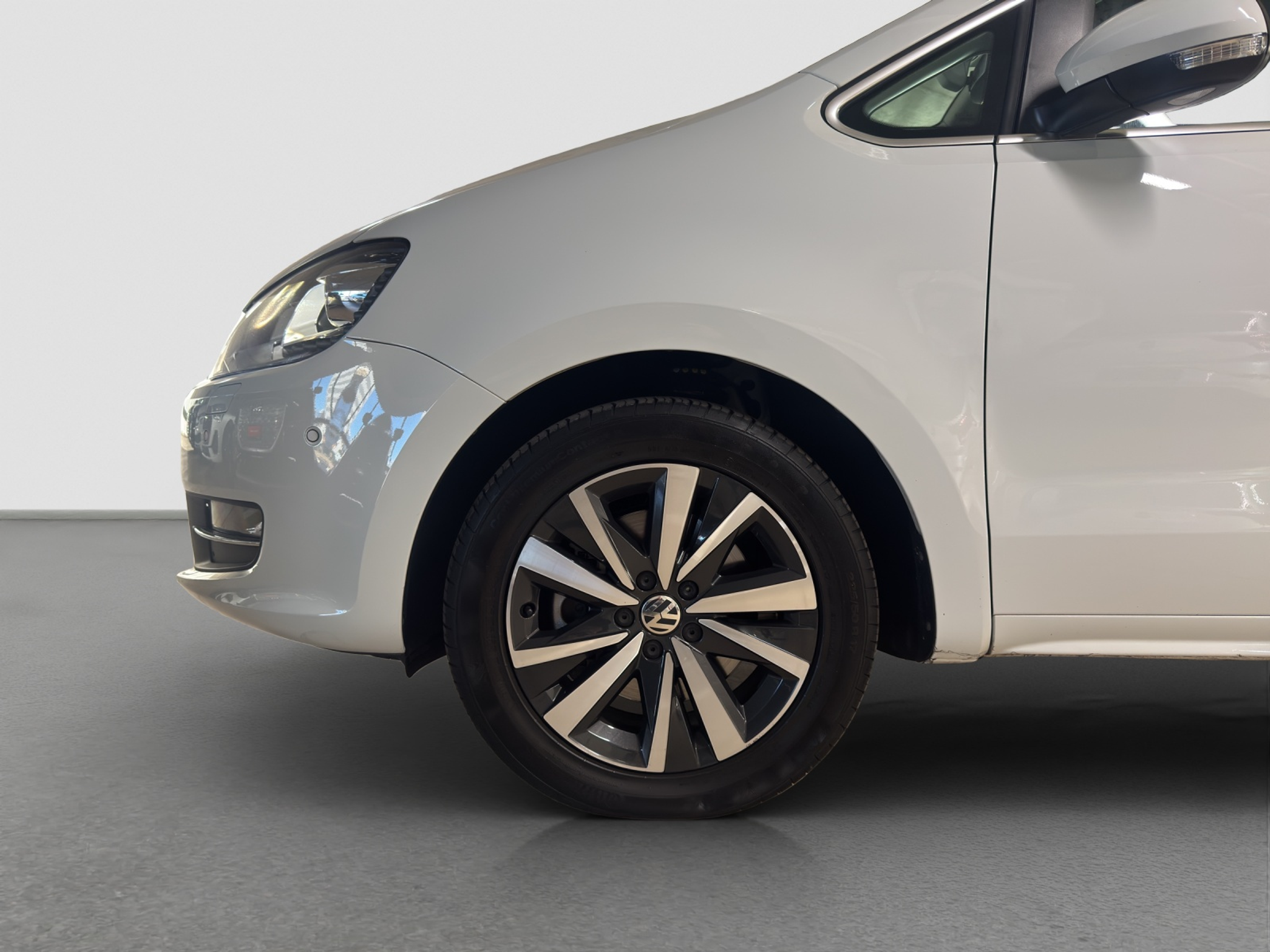 listing desktop thumbnail image 4