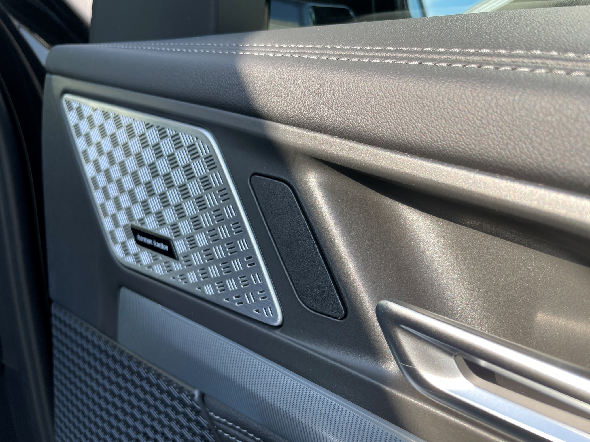 listing desktop thumbnail image 4