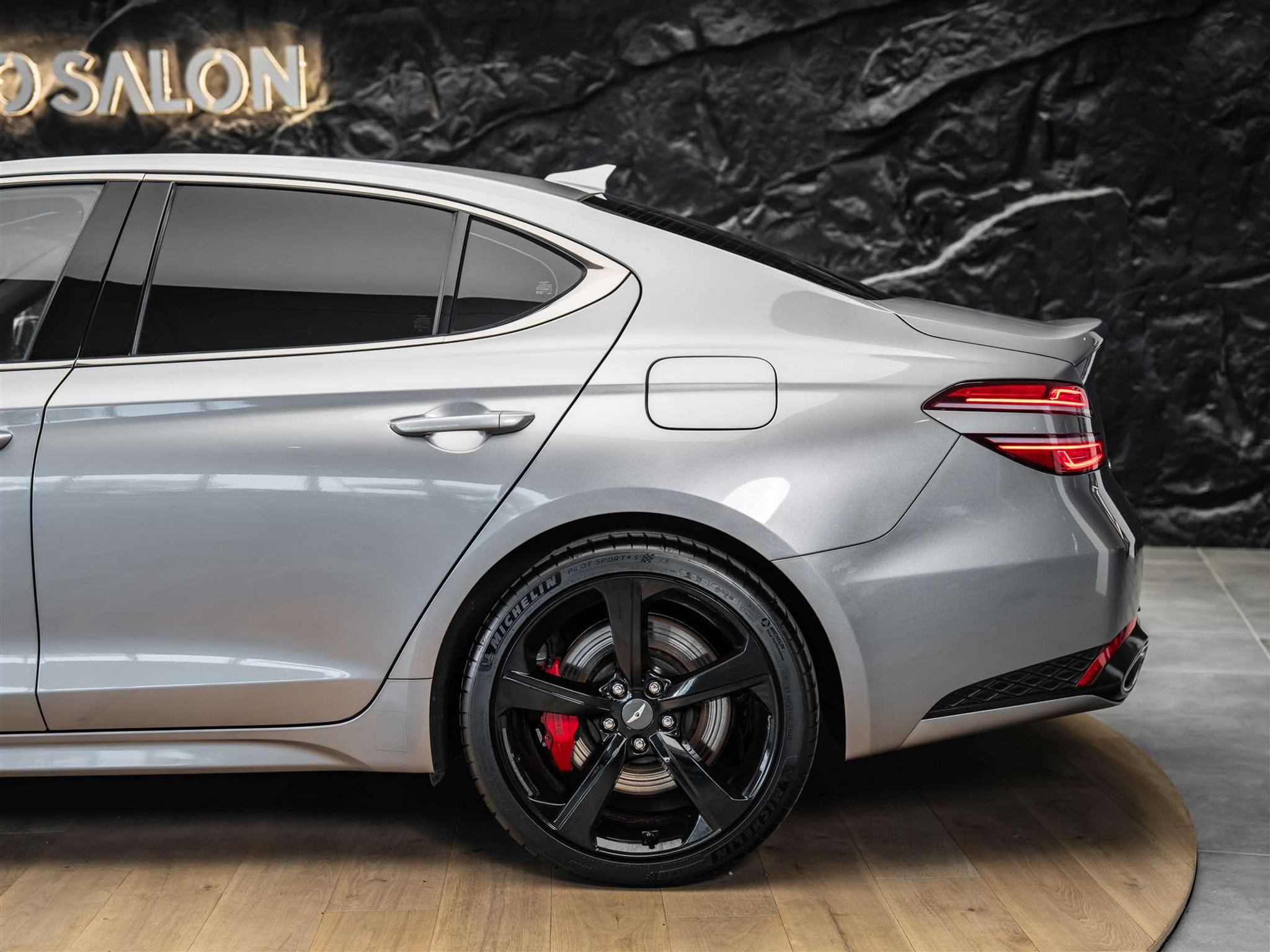 listing desktop thumbnail image 18