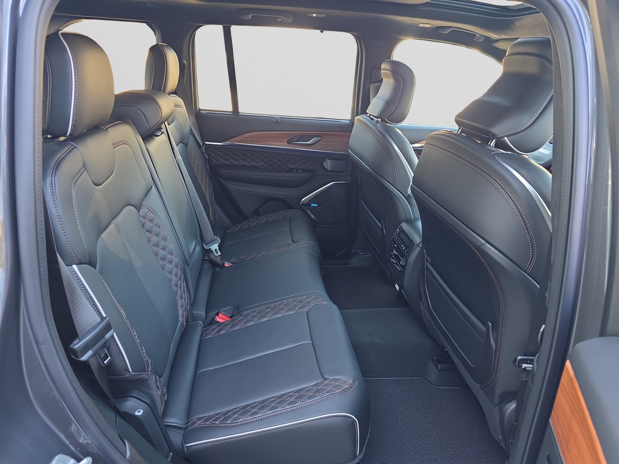 listing desktop thumbnail image 12