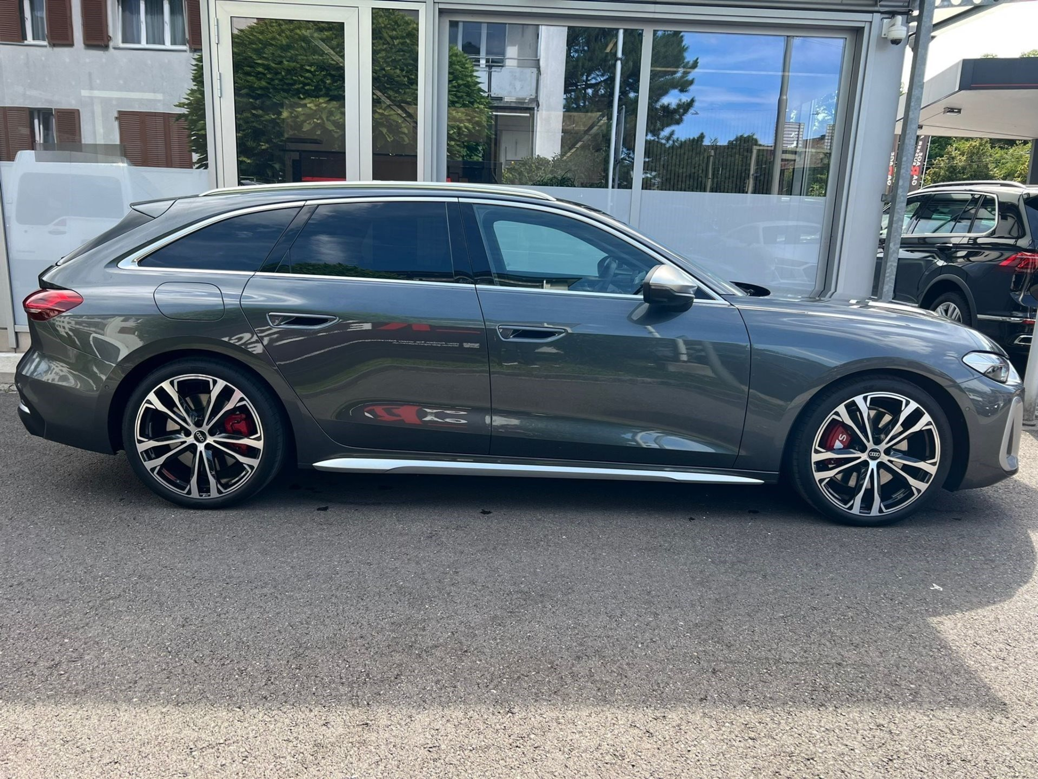 listing desktop thumbnail image 3