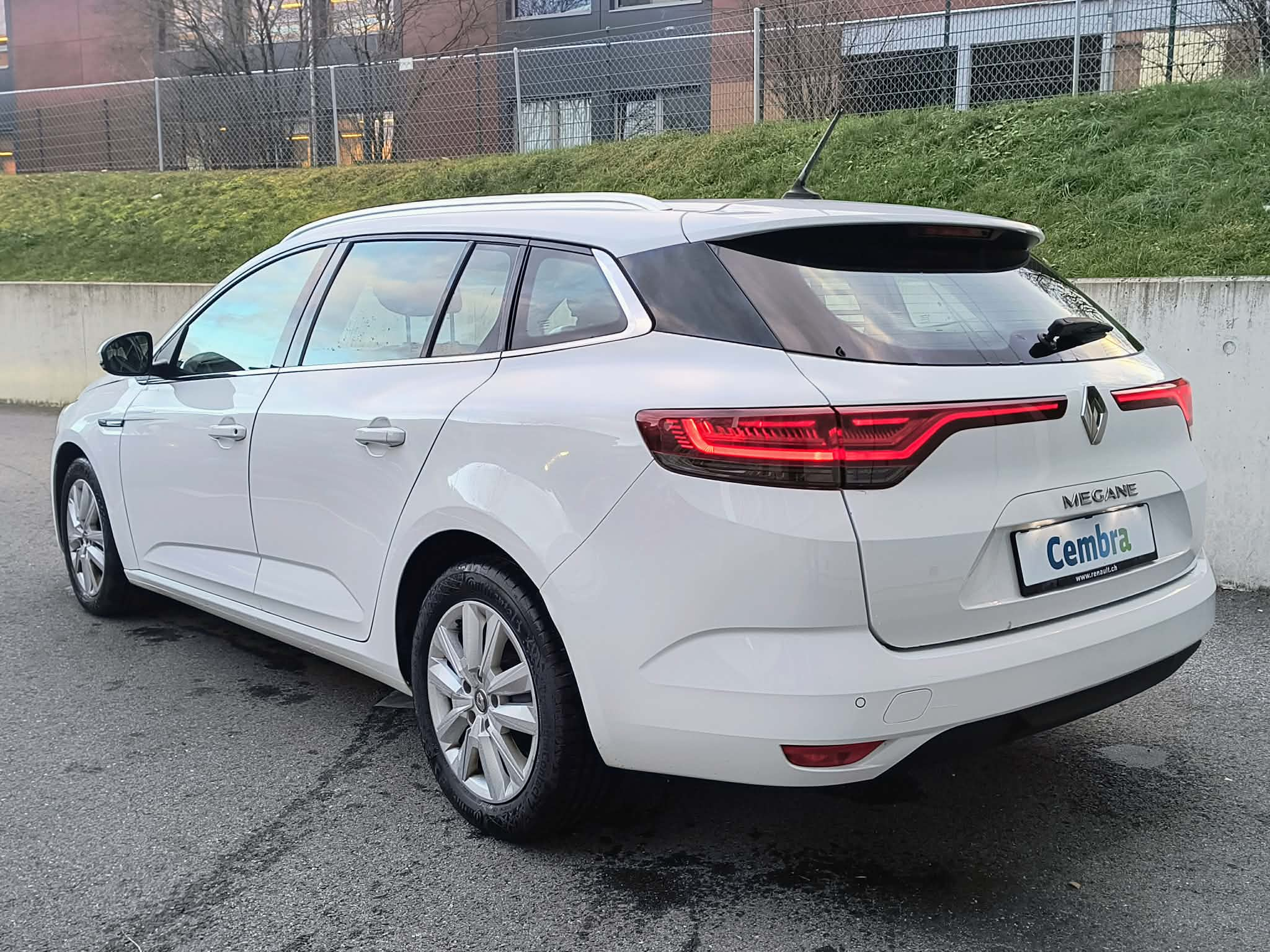 listing desktop thumbnail image 8