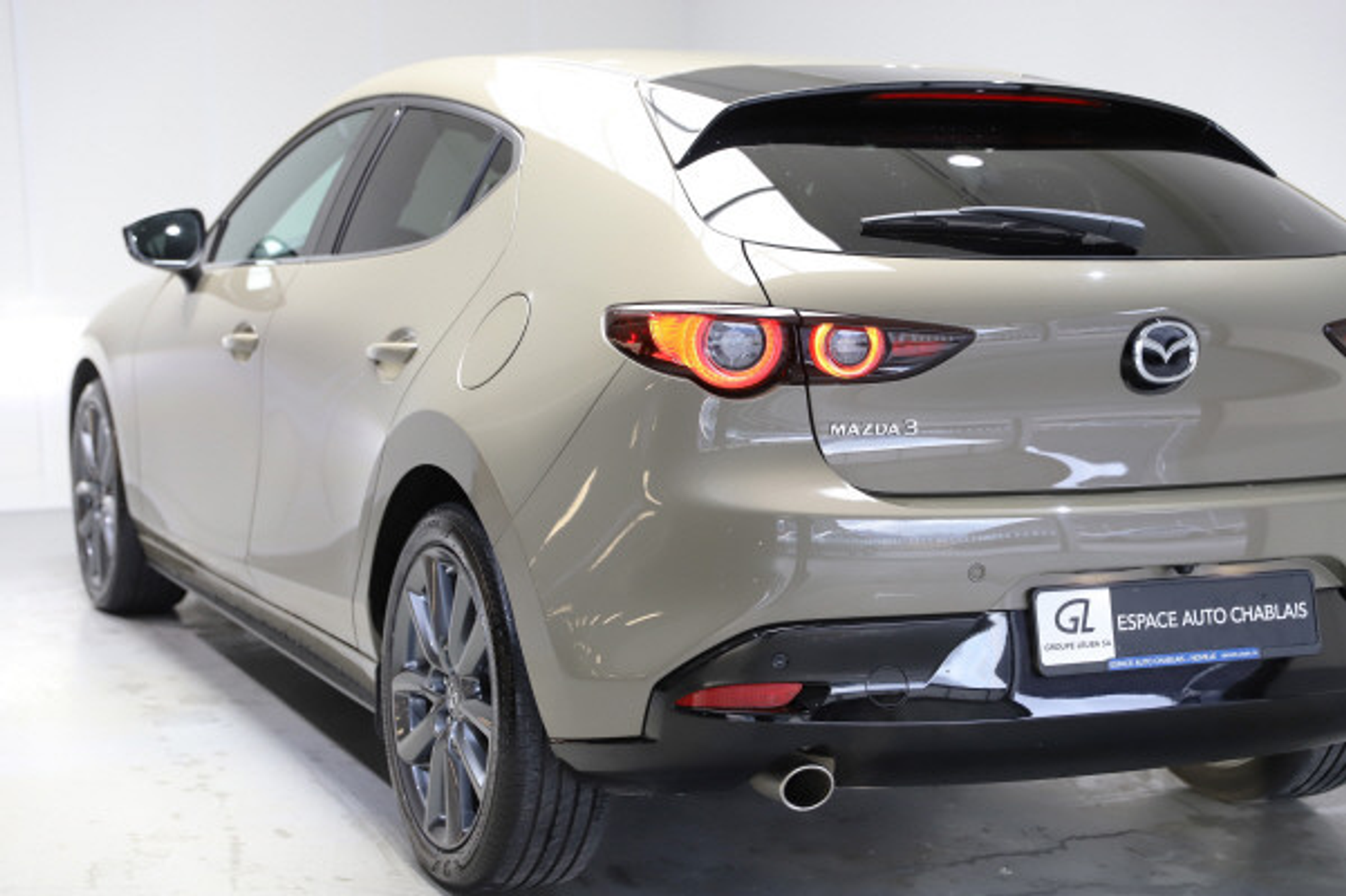 listing desktop thumbnail image 3