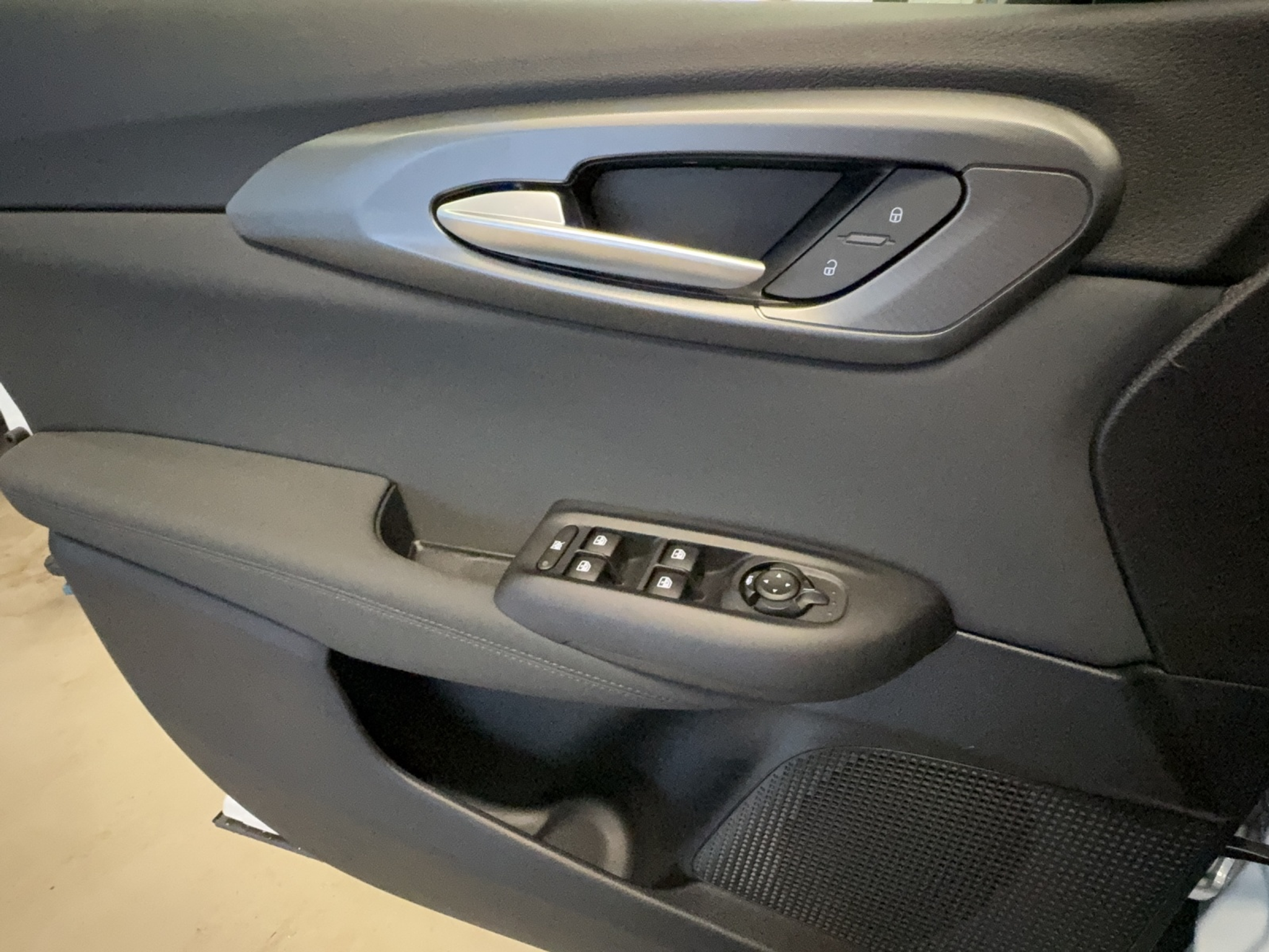 listing desktop thumbnail image 11