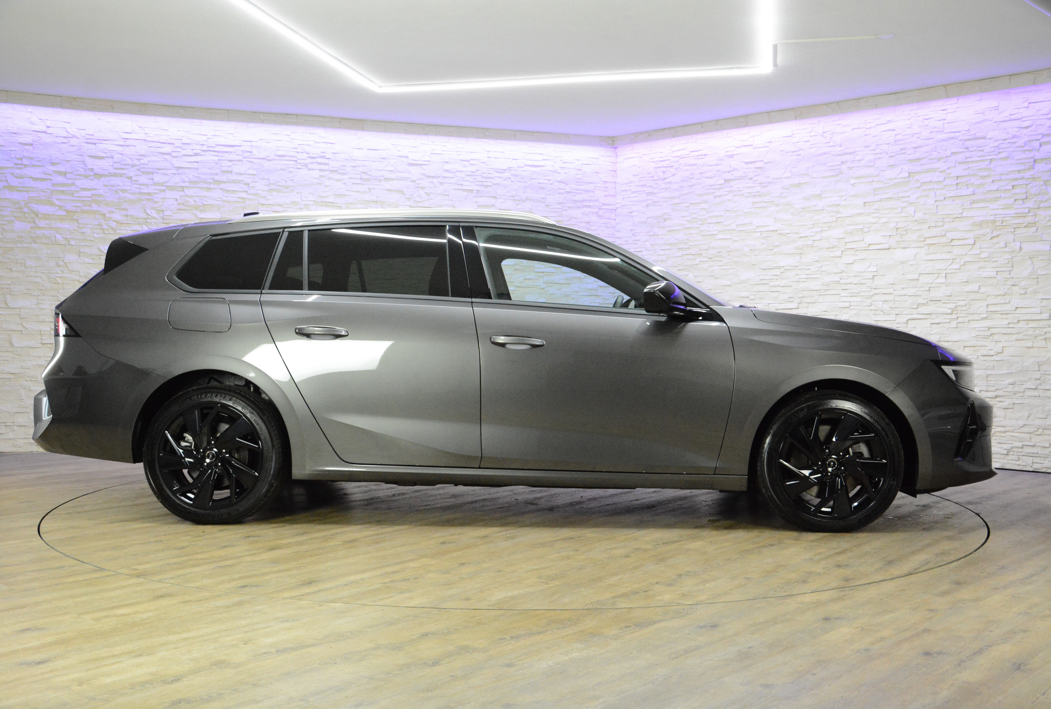 listing desktop thumbnail image 3