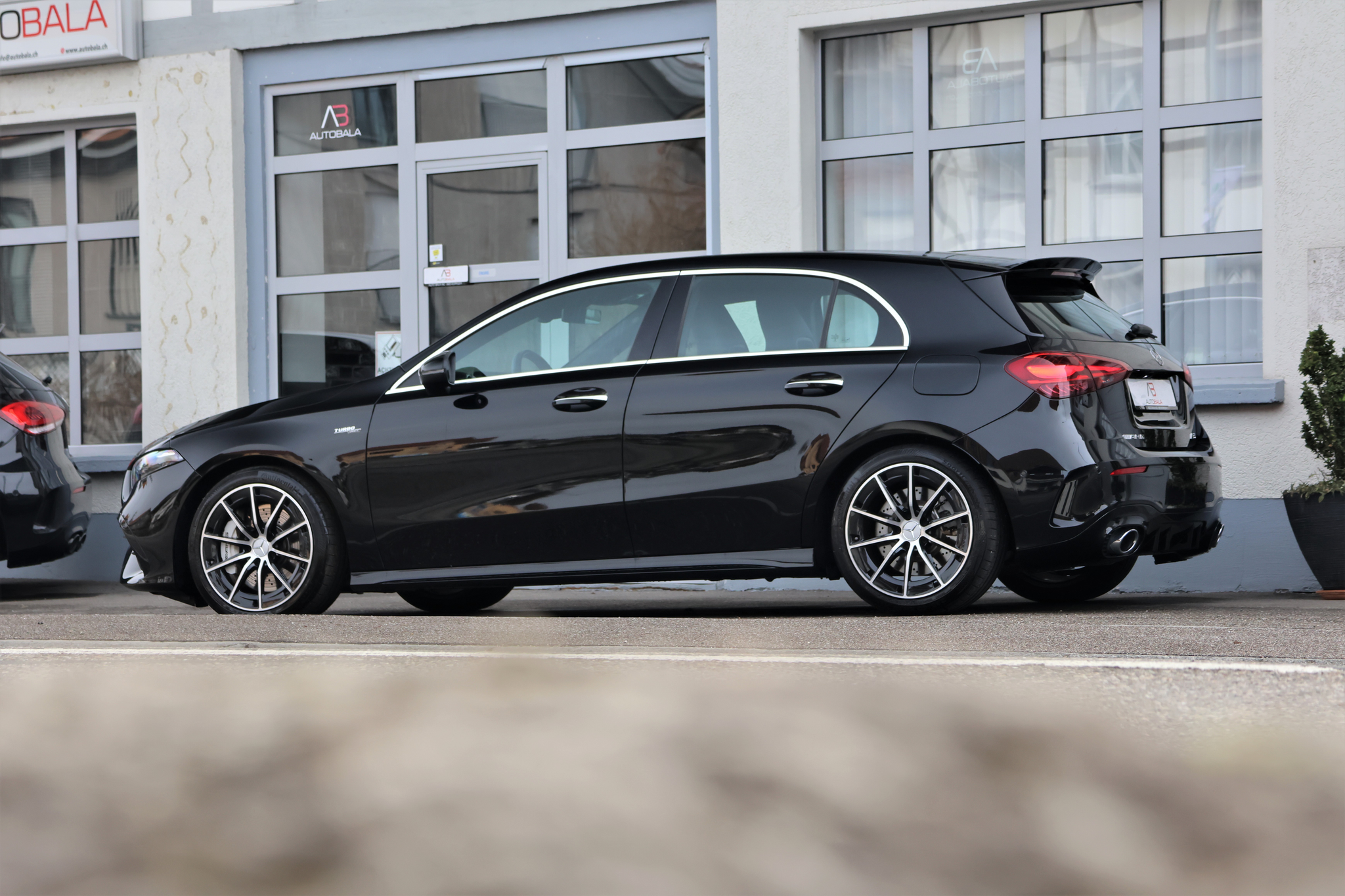 listing desktop thumbnail image 3