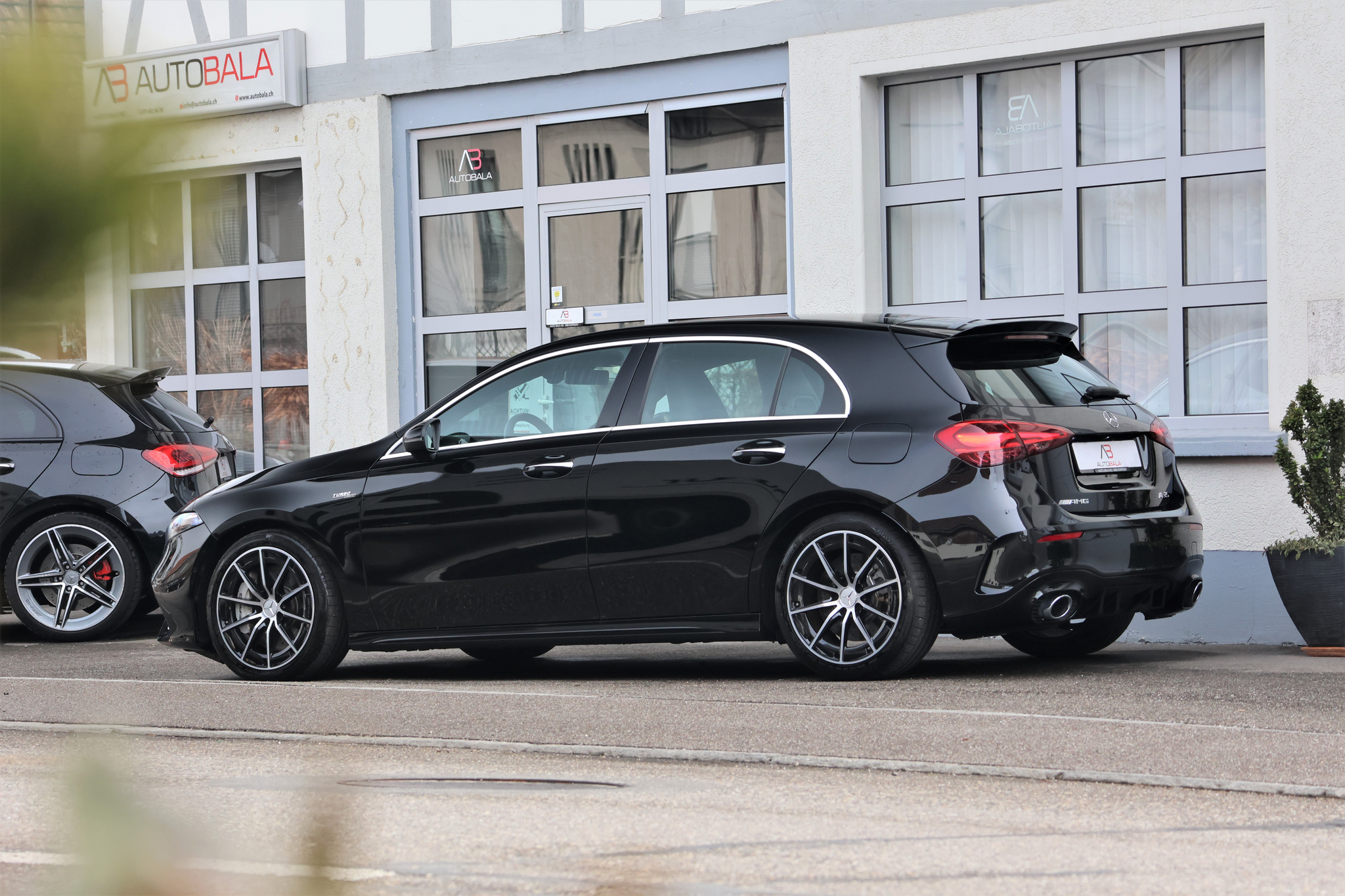 listing desktop thumbnail image 4