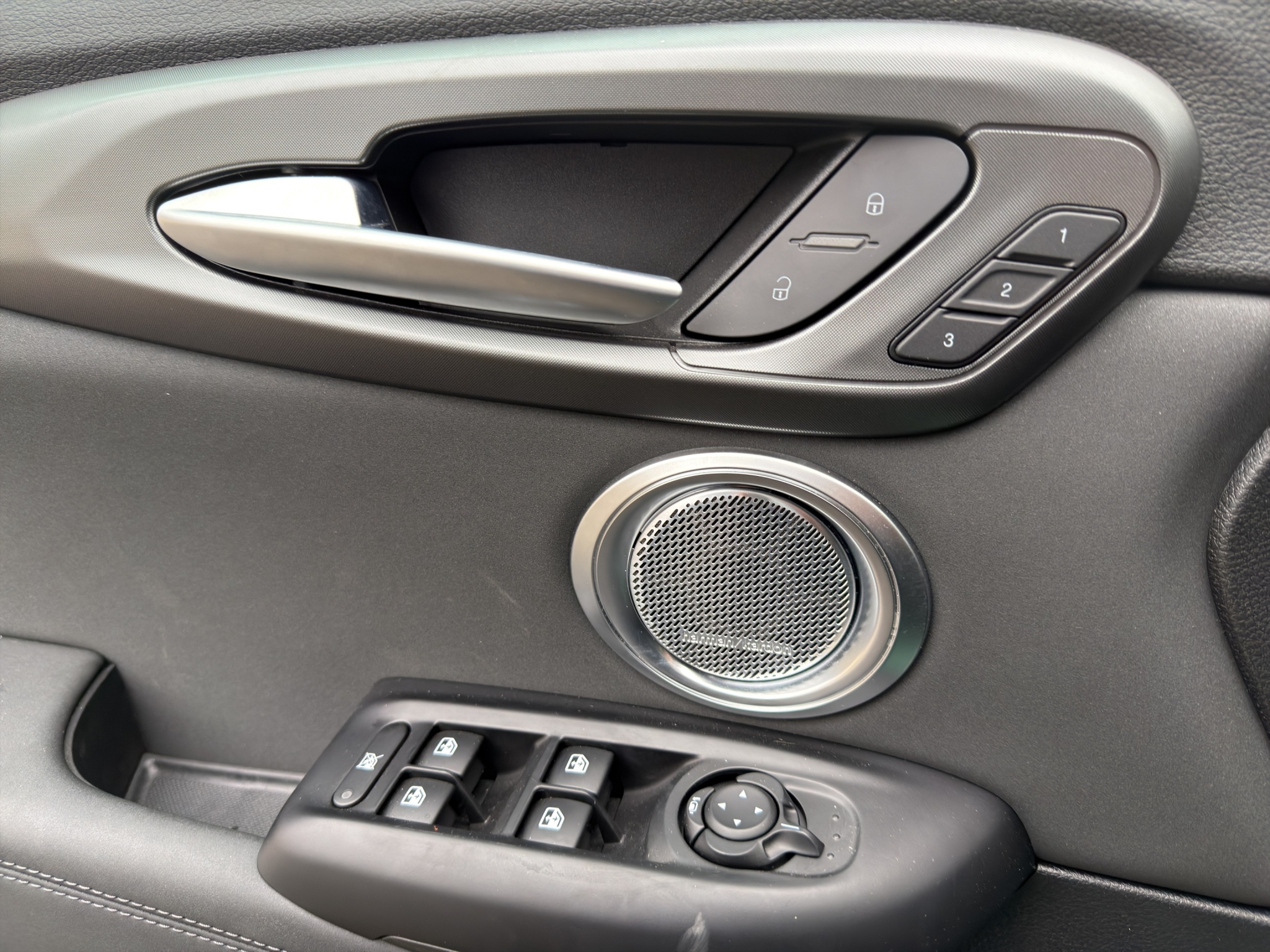 listing desktop thumbnail image 25