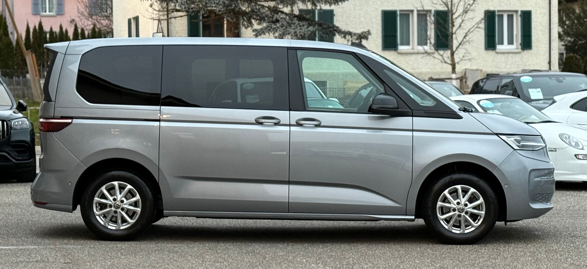 listing desktop thumbnail image 3