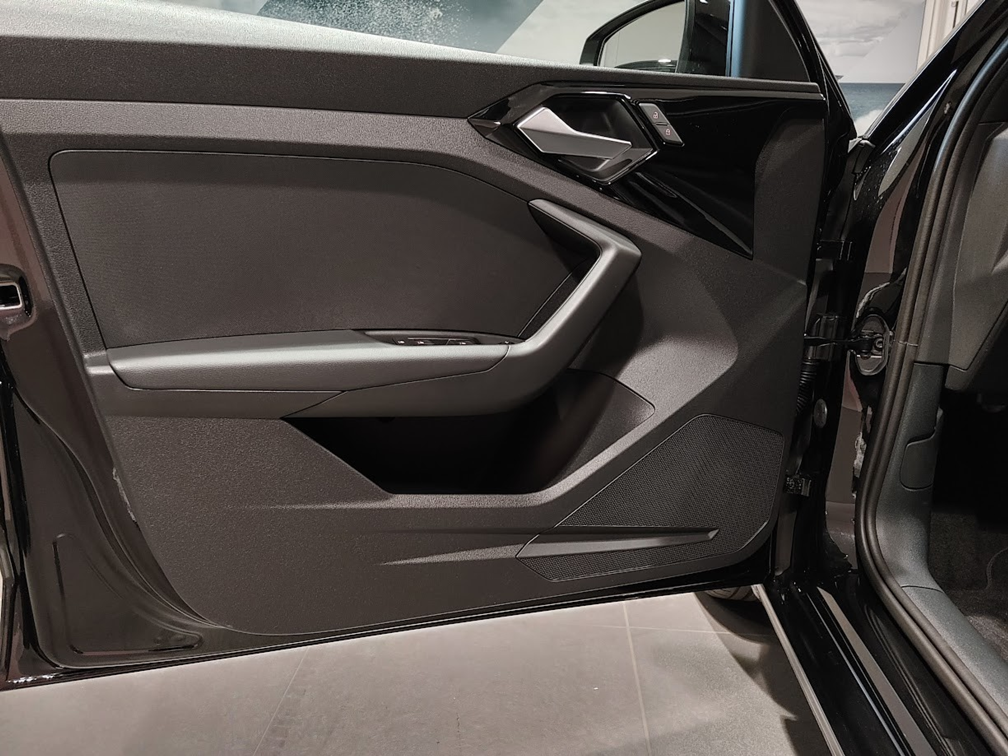 listing desktop thumbnail image 2