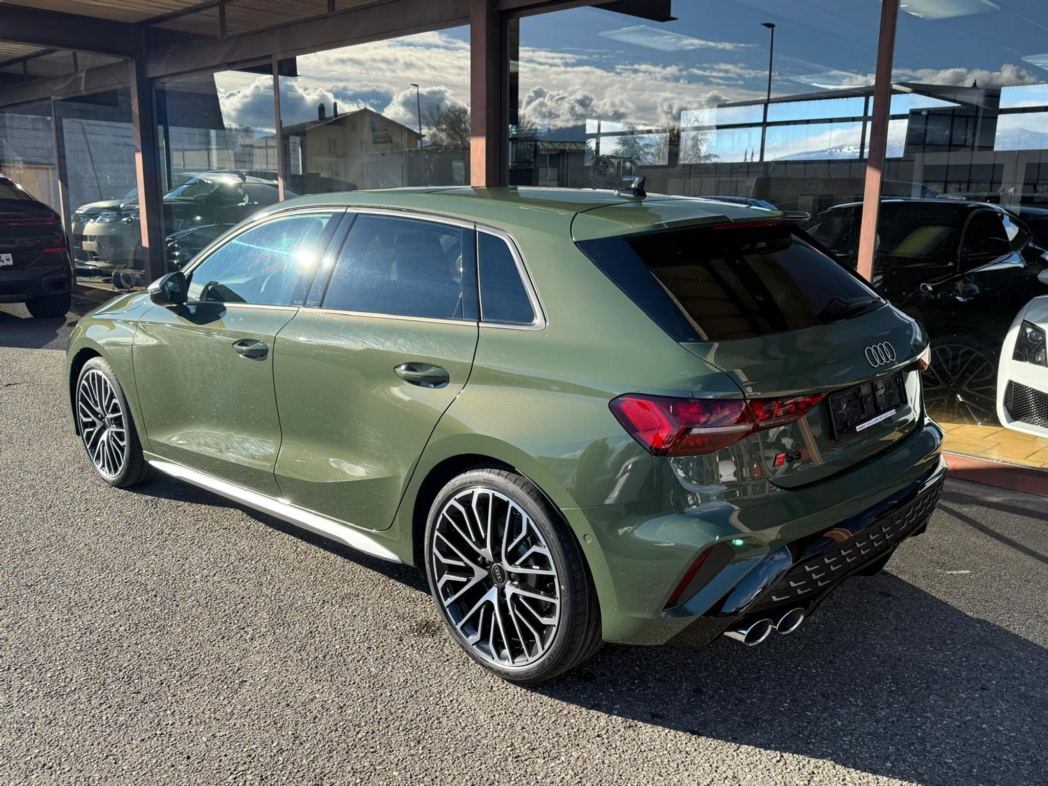 listing desktop thumbnail image 4