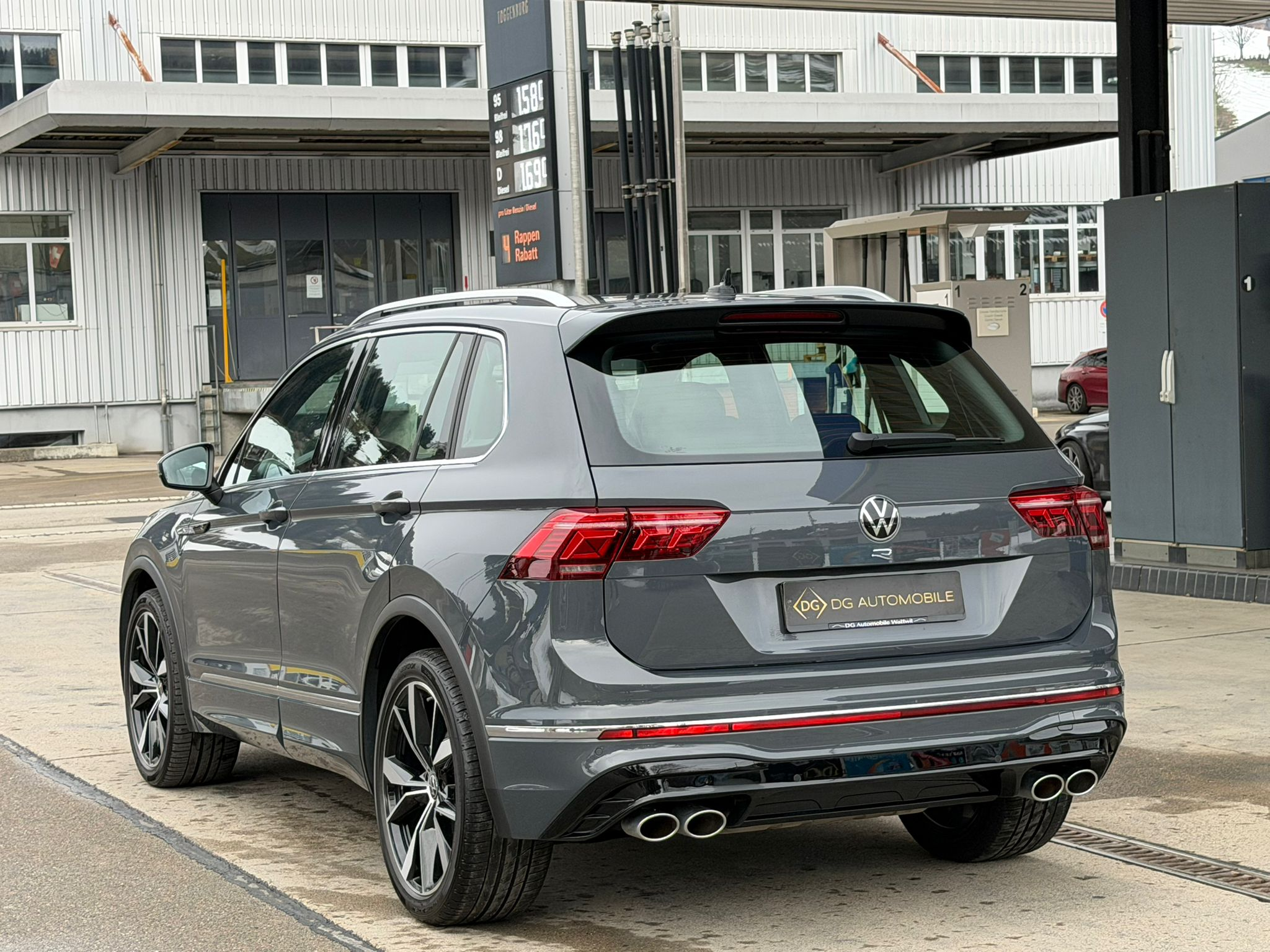 listing desktop thumbnail image 4