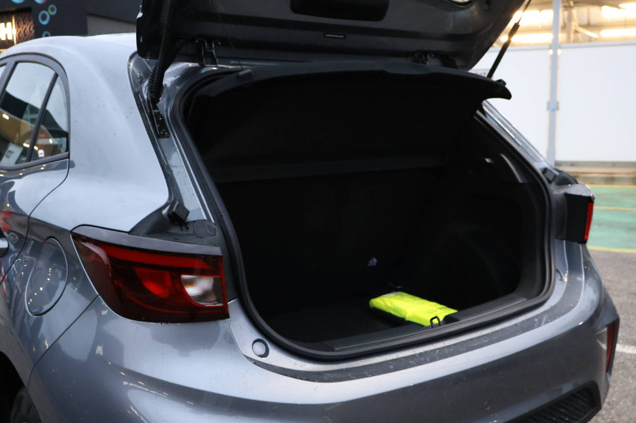 listing desktop thumbnail image 4