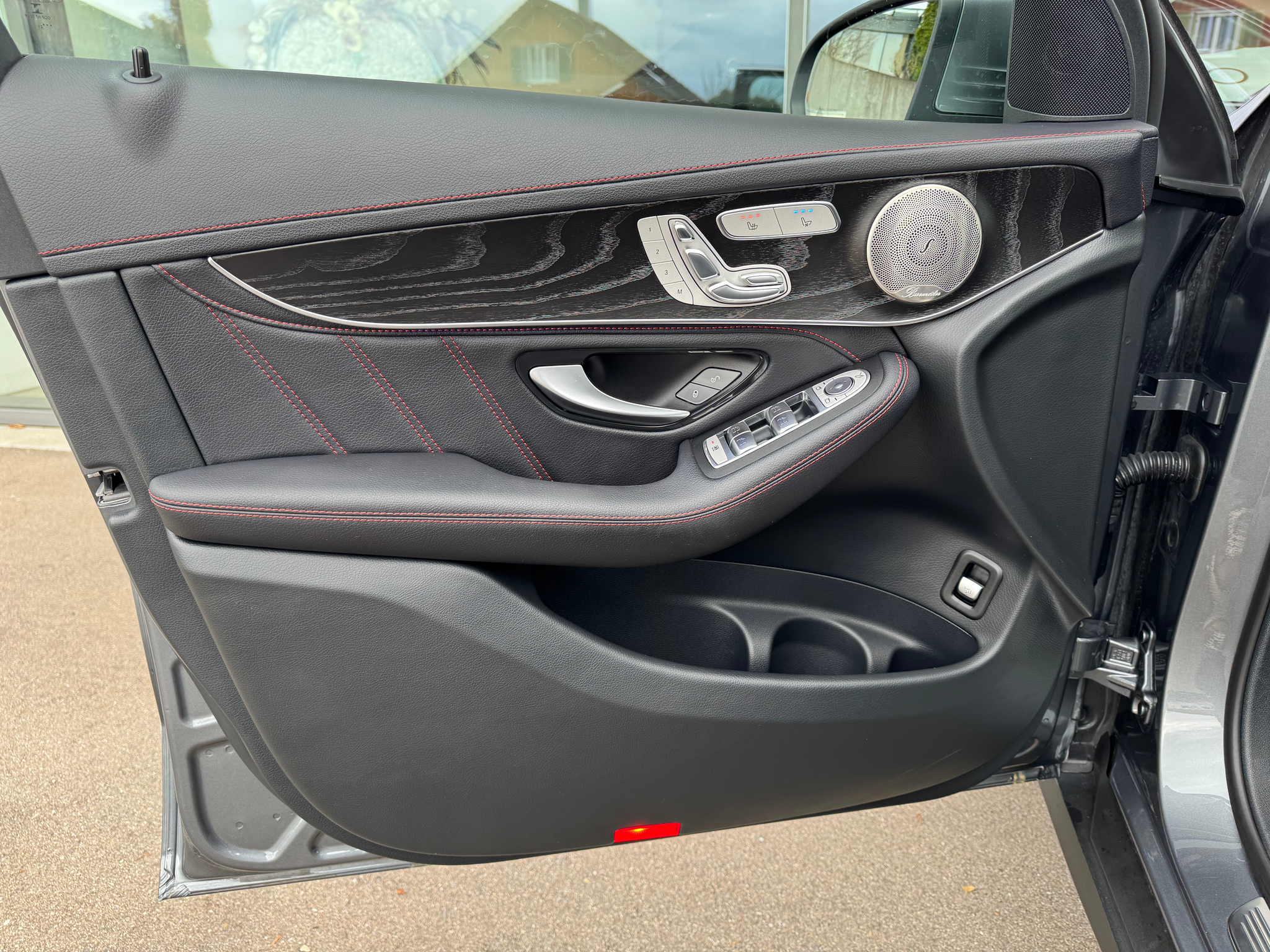 listing desktop thumbnail image 12