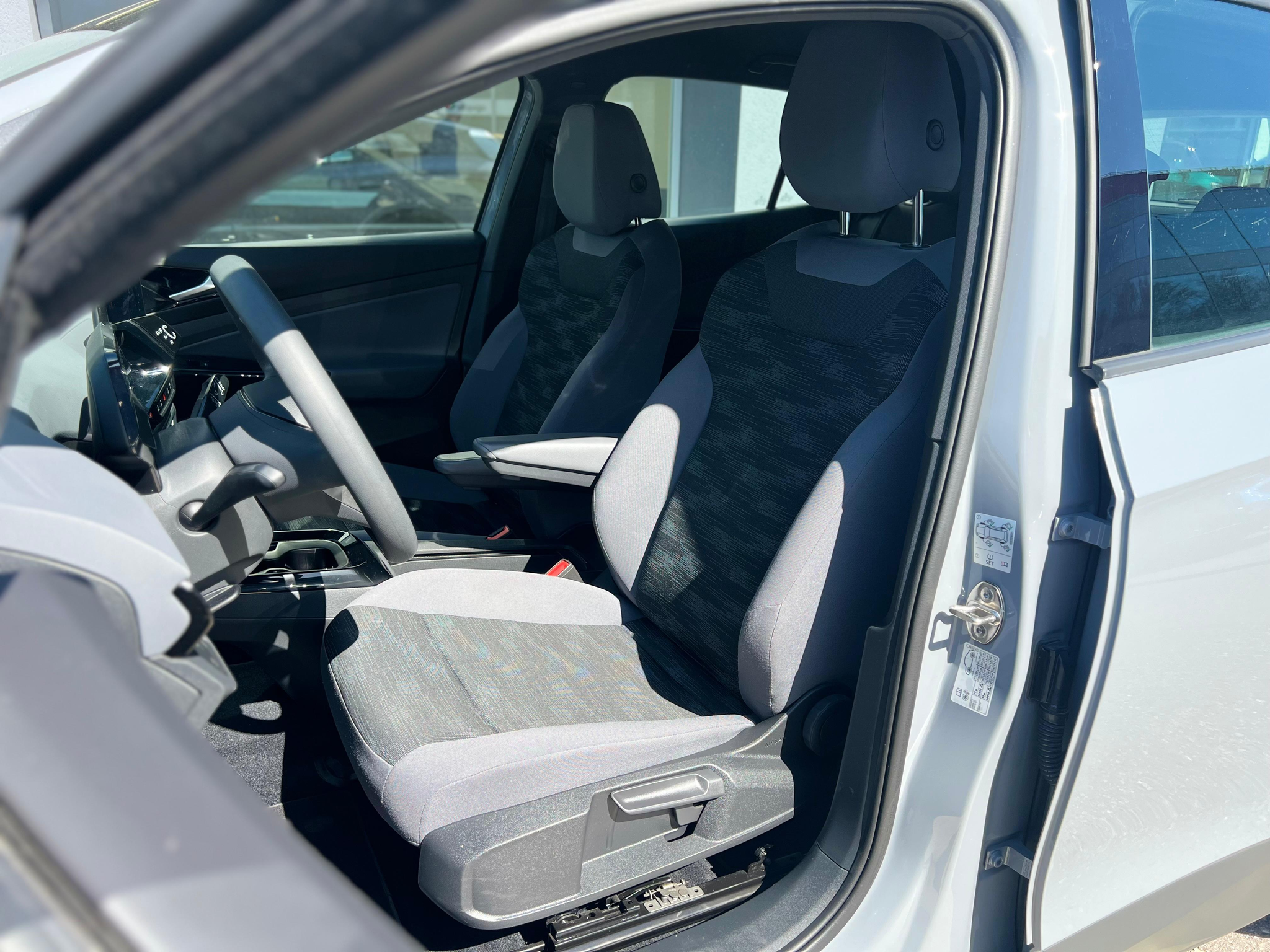 listing desktop thumbnail image 4