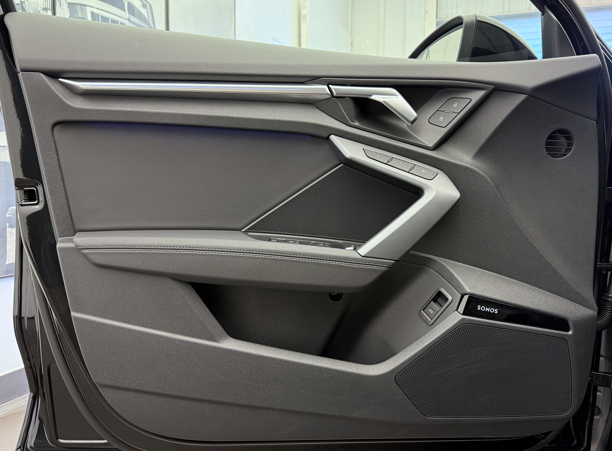 listing desktop thumbnail image 3