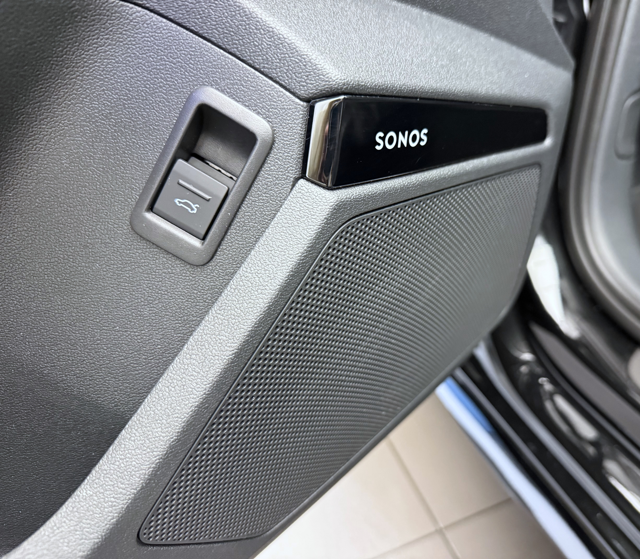 listing desktop thumbnail image 4