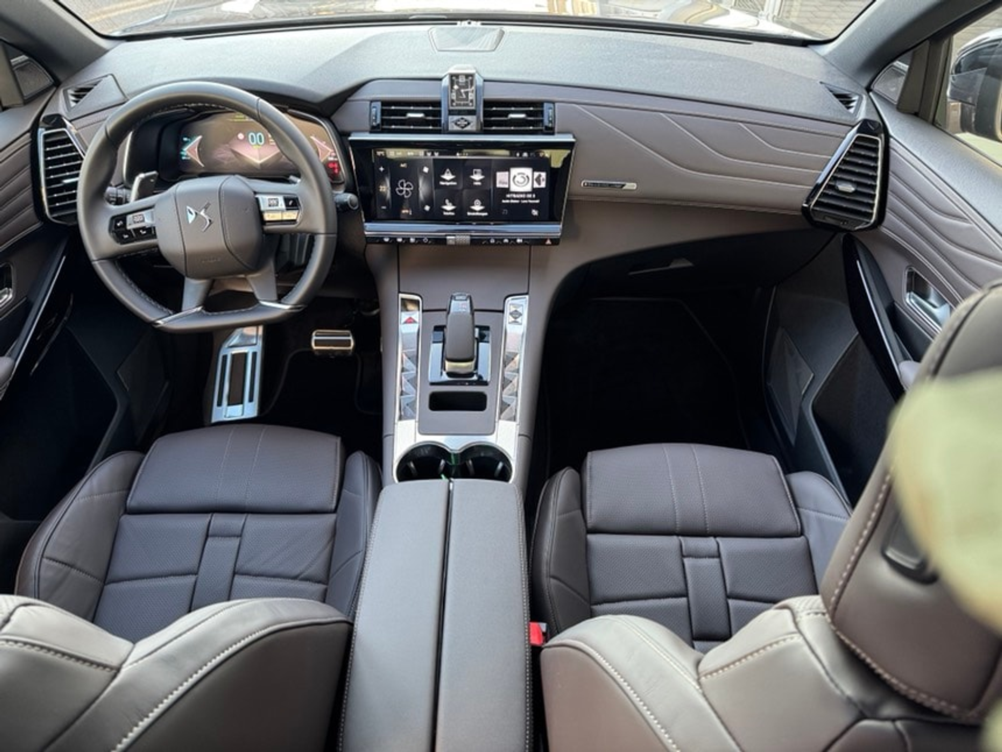 listing desktop thumbnail image 4