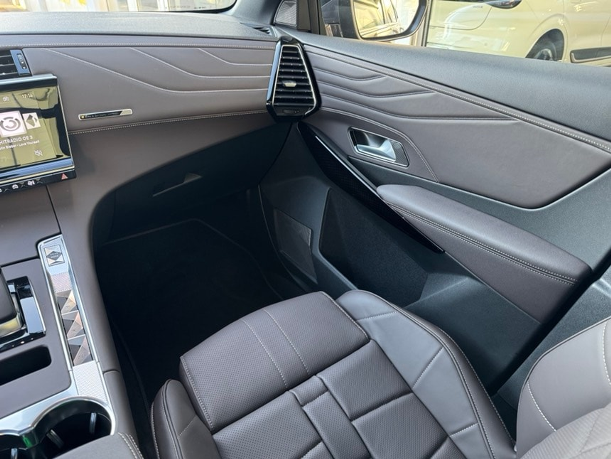 listing desktop thumbnail image 11