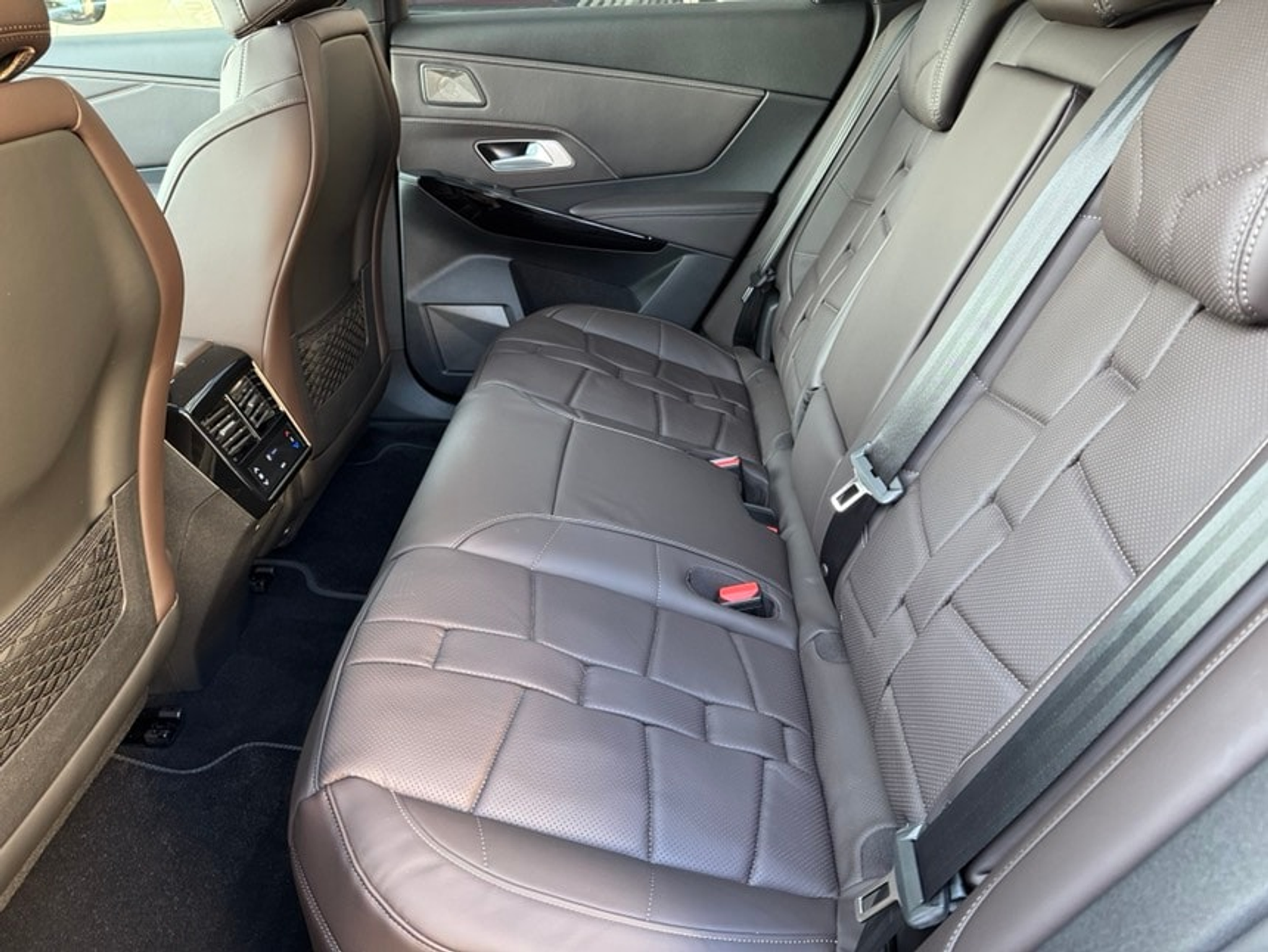 listing desktop thumbnail image 3