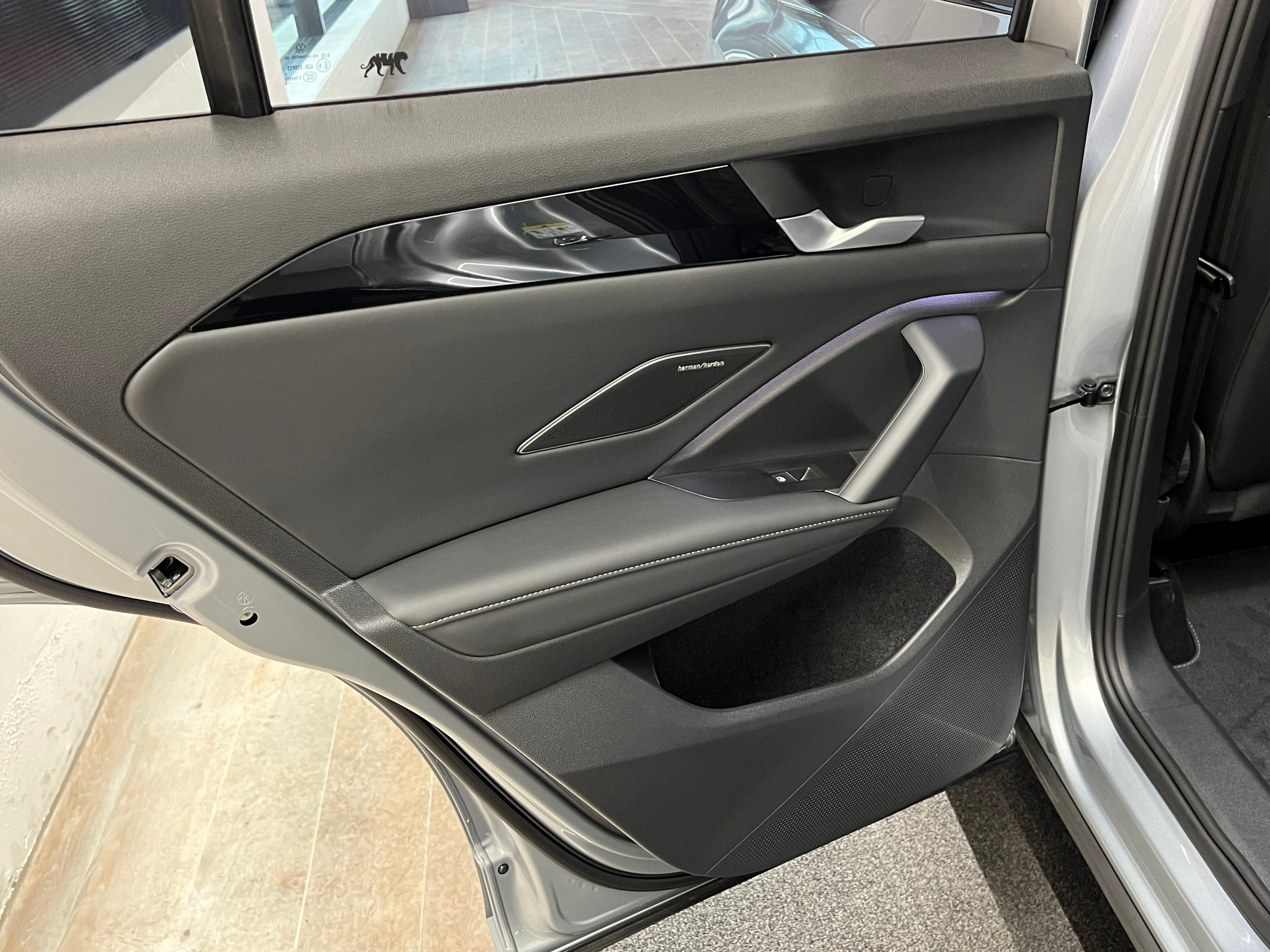 listing desktop thumbnail image 18