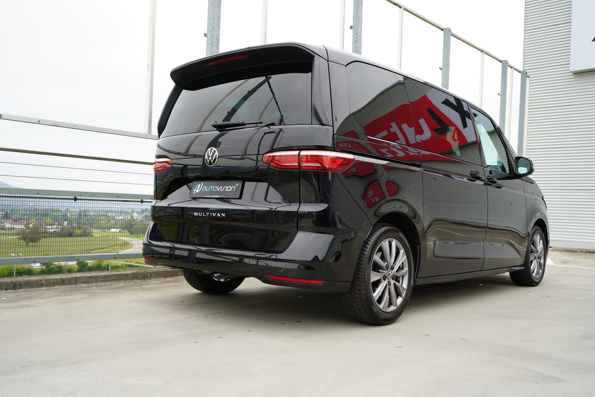 listing desktop thumbnail image 11