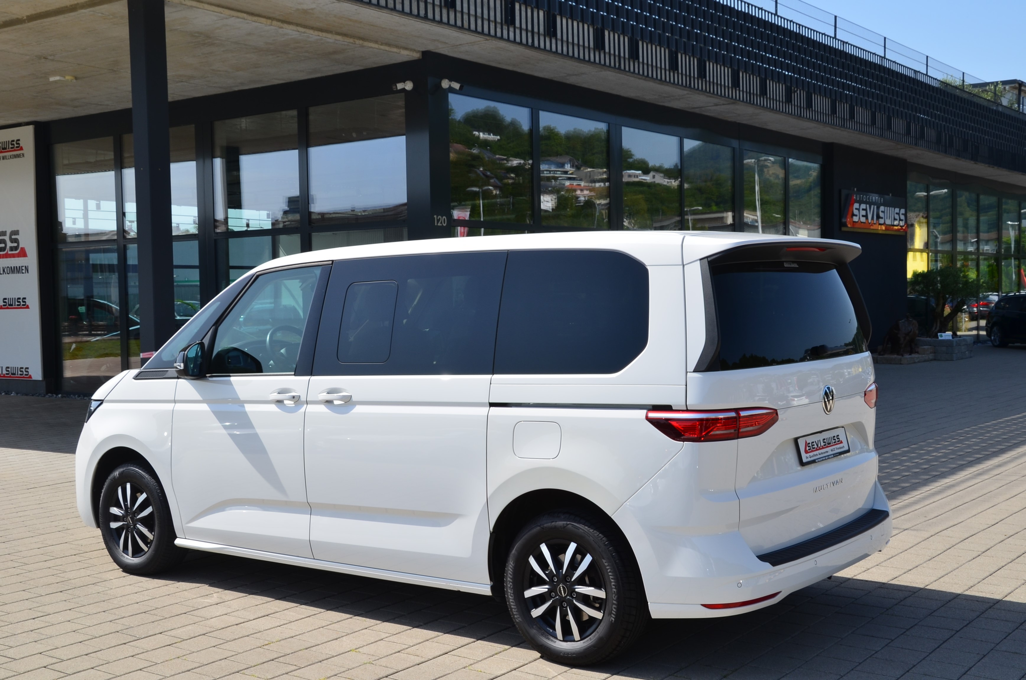 listing desktop thumbnail image 5