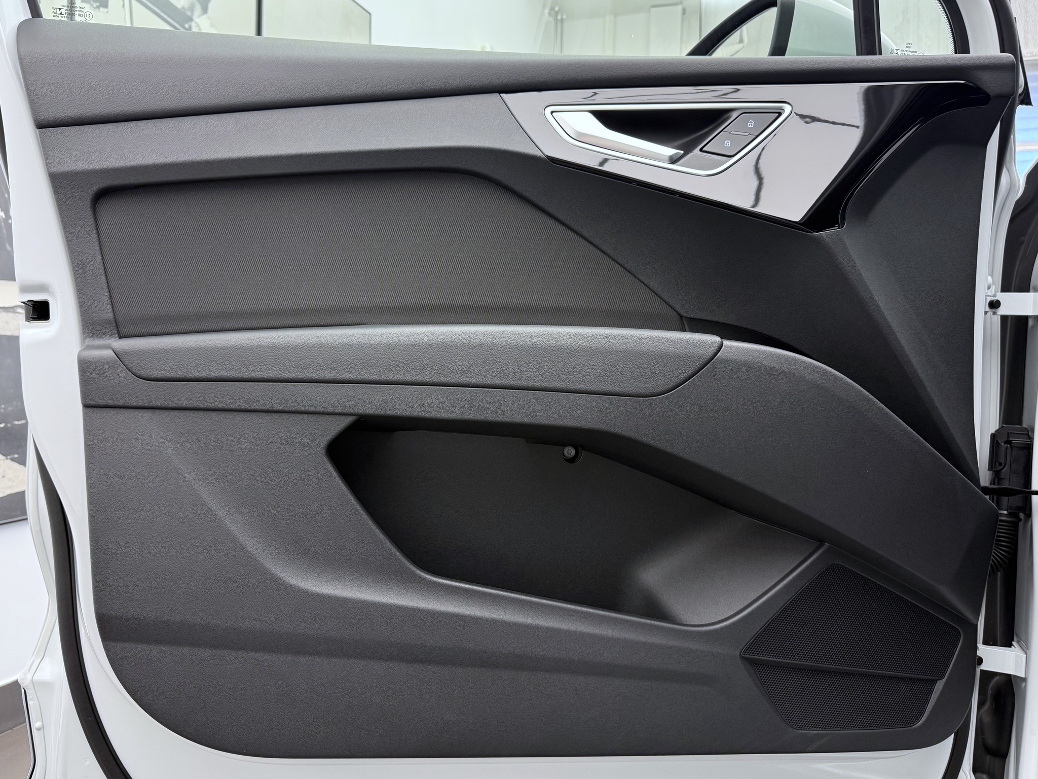 listing desktop thumbnail image 3