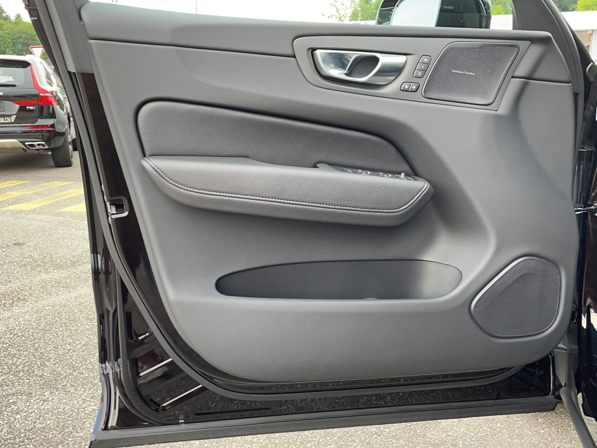 listing desktop thumbnail image 16