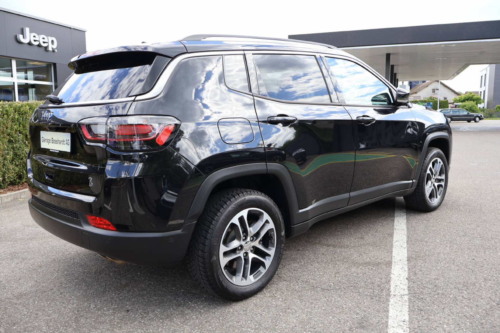 listing desktop thumbnail image 2