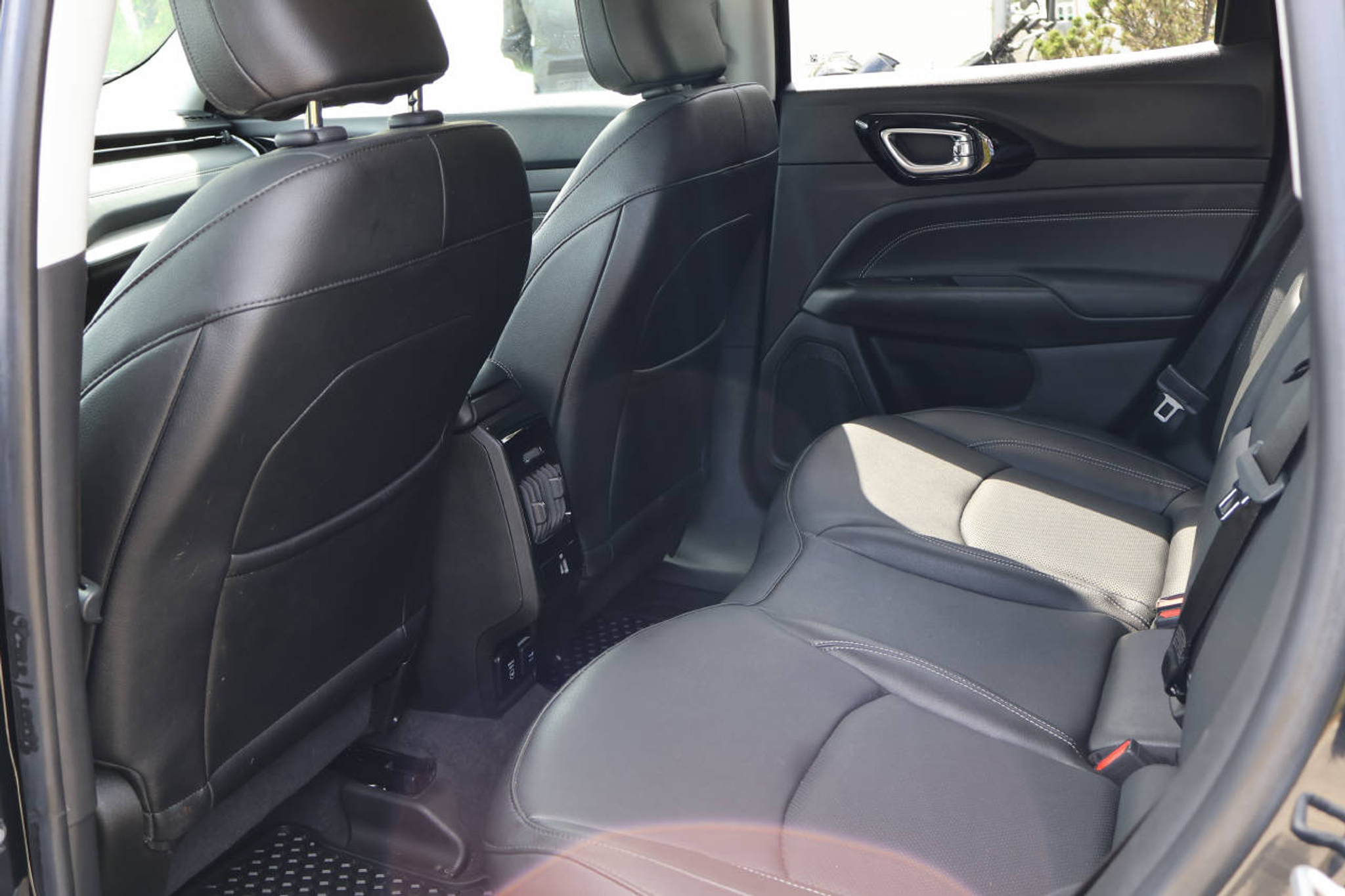 listing desktop thumbnail image 12