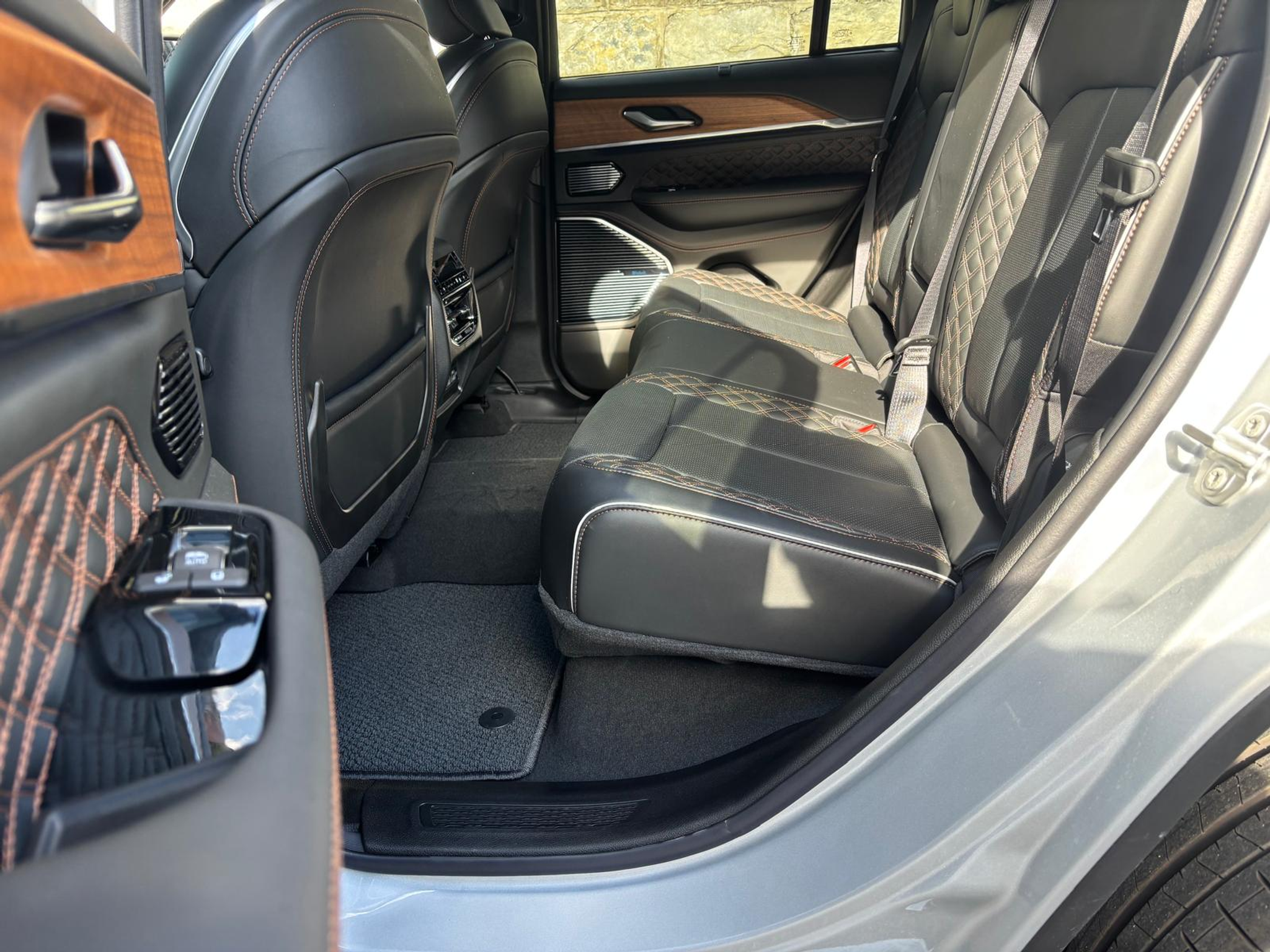 listing desktop thumbnail image 7