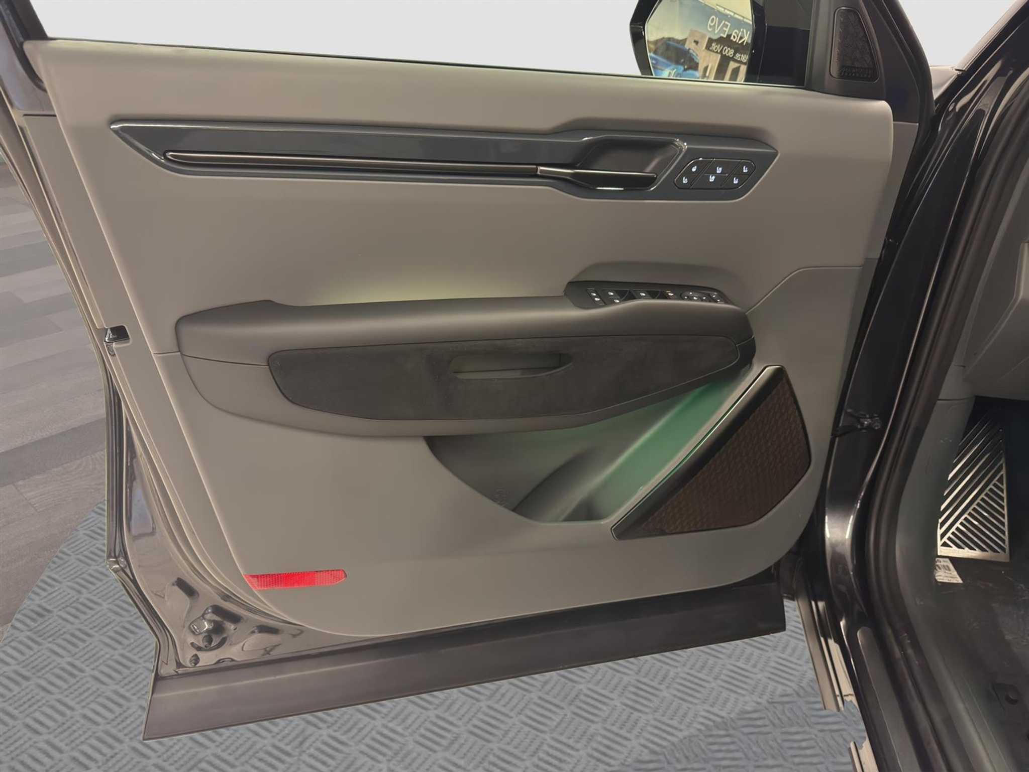 listing desktop thumbnail image 7